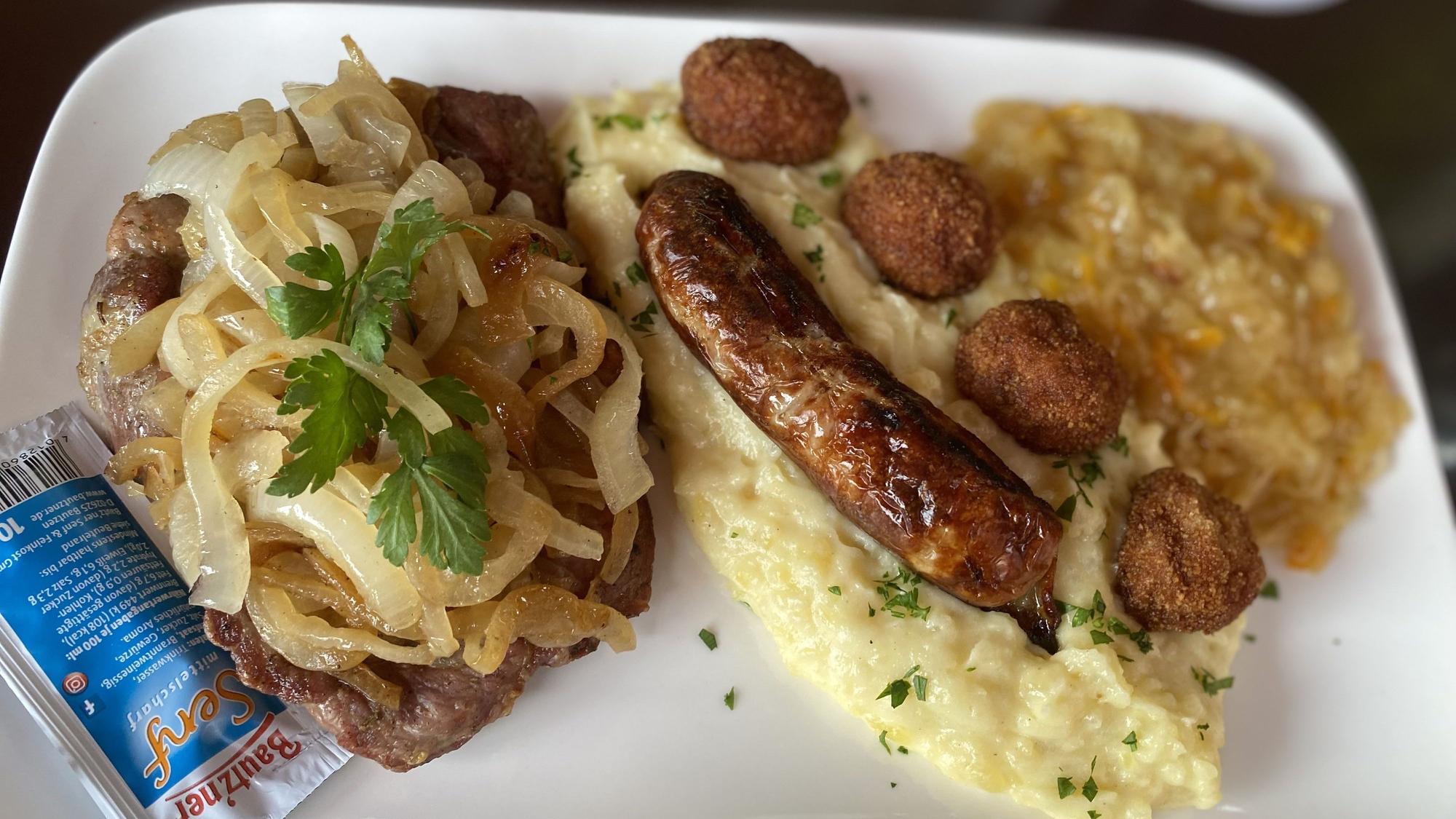 Ein Bestseller, das Thüringer Allerlei: kleine Thüringer Bratwurst, vier Bratwurst-Pralinen, Rostbrätel (marinierte Schweinenackensteaks, Gewürzmischung von Thomas Richter) mit Schmorzwiebeln, dazu Kartoffelstampf und Sauerkraut nach Oma Christas Rezept.