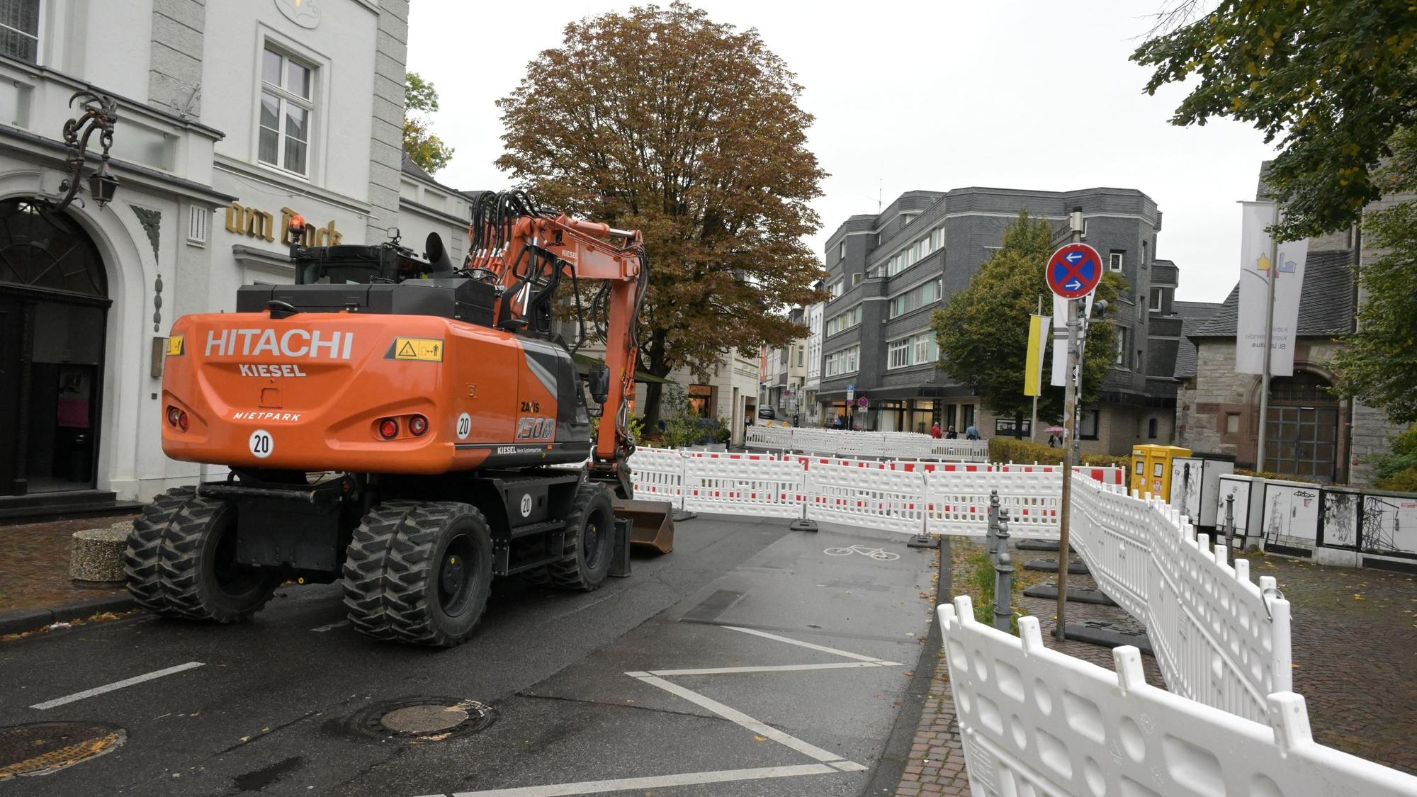 Das Foto zeigt einen Bagger auf der Laurentiusstraße