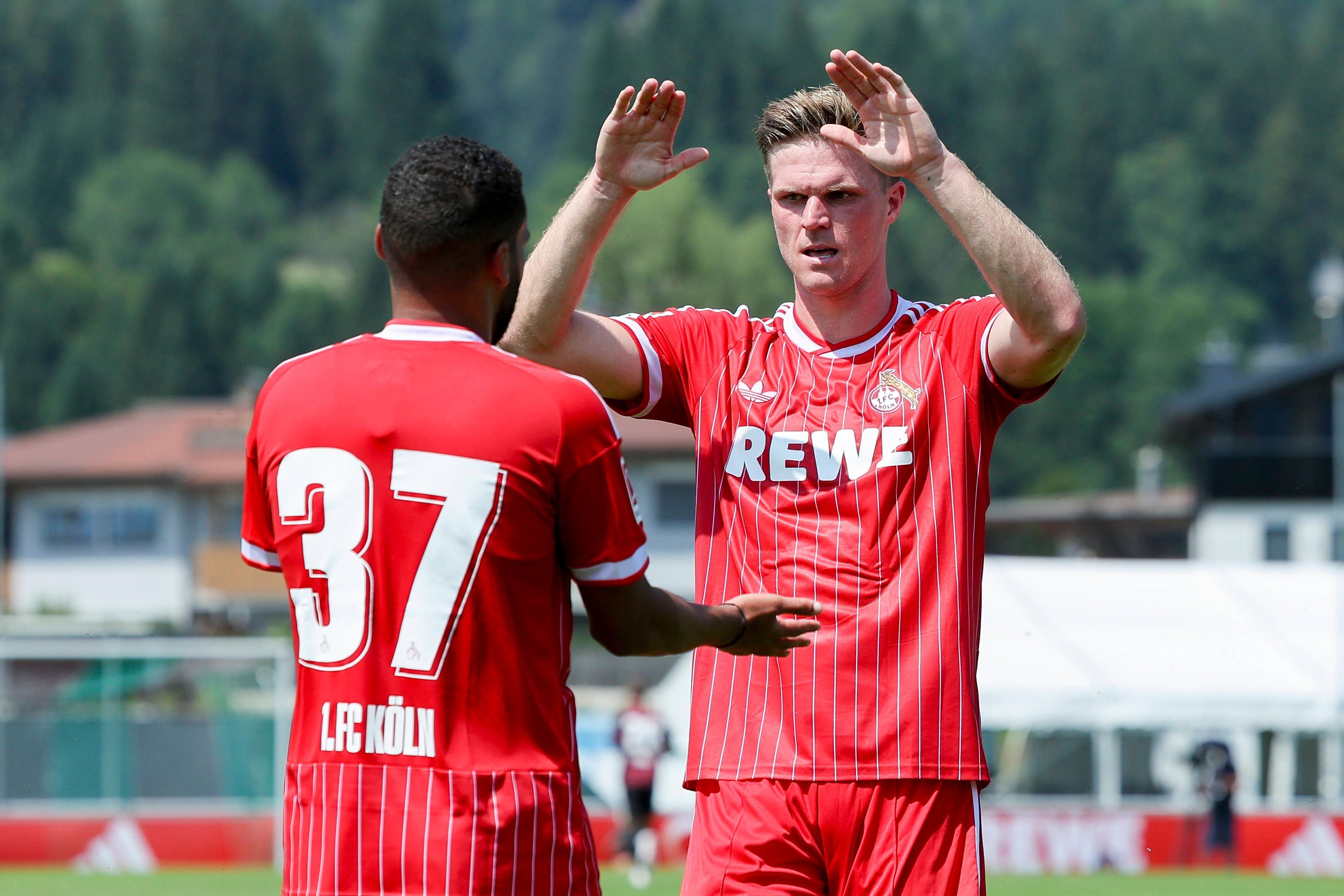 Marius Bülter bejubelt mit Vorlagengeber Linton Maina seinen Treffer