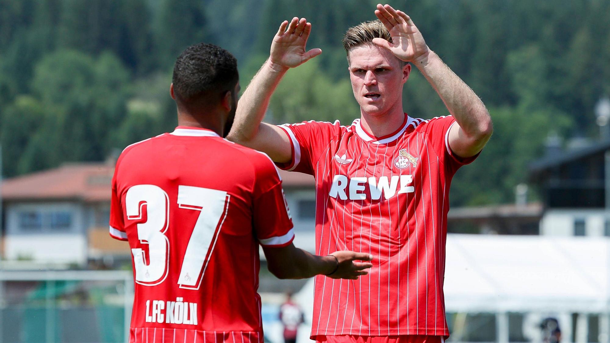 Marius Bülter bejubelt mit Vorlagengeber Linton Maina seinen Treffer