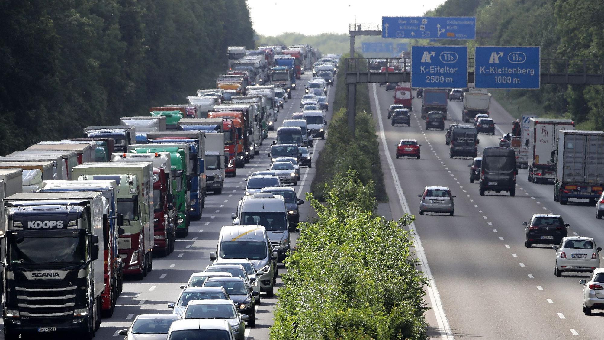 Das Bild zeigt einen Stau auf der Autobahn A4