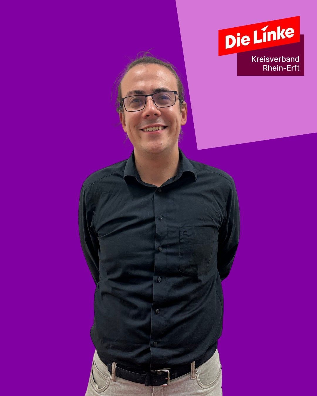 Das Bild zeigt den Kandidaten. Er trägt ein dunkles Hemd und eine Brille.