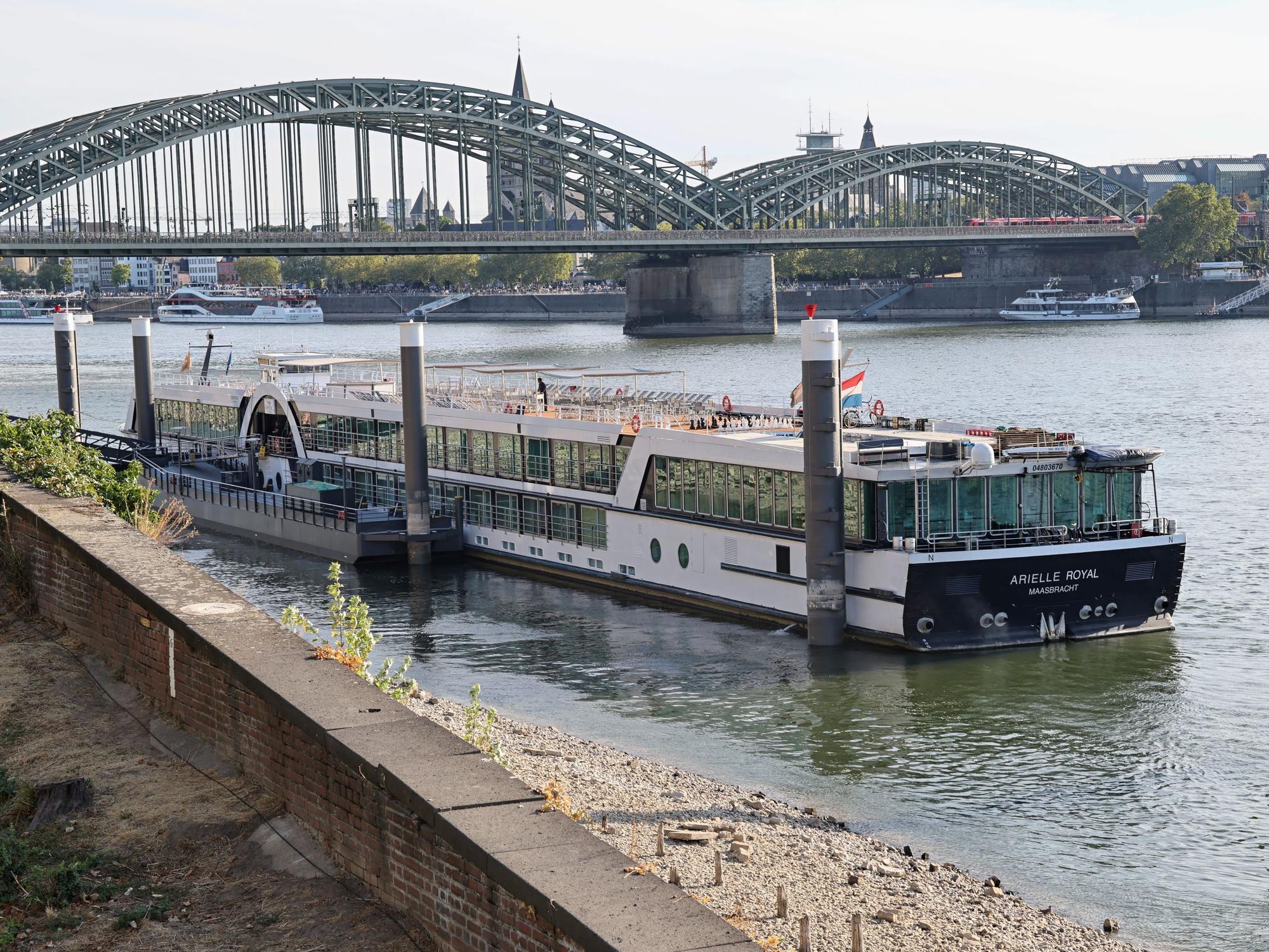 Die Arielle Royal liegt am Kölner Rheinufer.