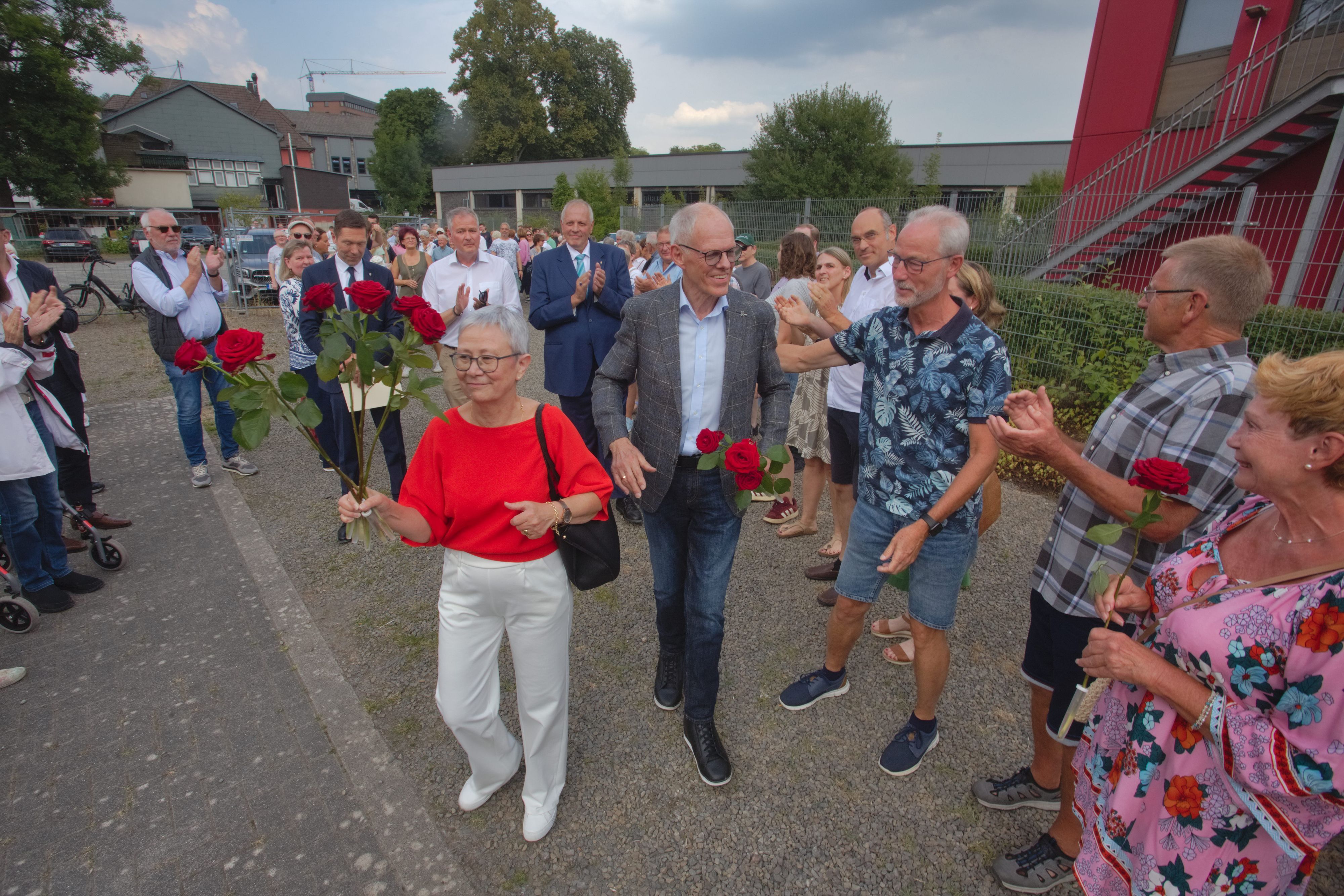 Auf dem Festplatz von Gummersbach-Niederseßmar tummeln sich am Freitagabend gut 250 Menschen, um das Ehepaar Gritta (links) und Hartmut Lange mit roten Rosen, viel Schulterklopfen und etlichen Tränen in den Ruhestand zu verabschieden.