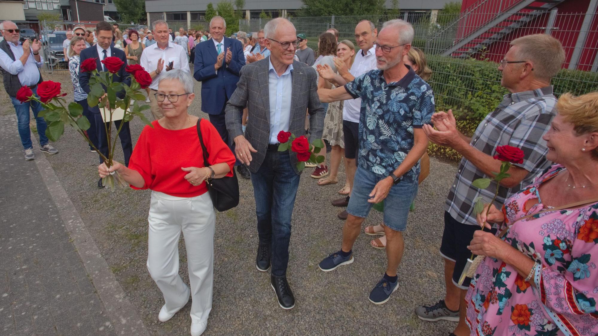 Auf dem Festplatz von Gummersbach-Niederseßmar tummeln sich am Freitagabend gut 250 Menschen, um das Ehepaar Gritta (links) und Hartmut Lange mit roten Rosen, viel Schulterklopfen und etlichen Tränen in den Ruhestand zu verabschieden.