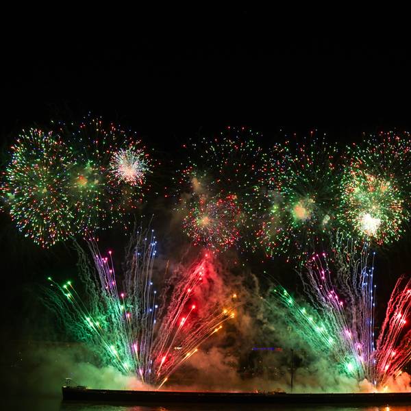 Feuerwerk bei den Kölner Lichtern auf dem Rhein.