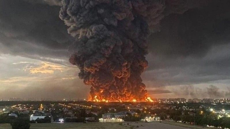 Eine Wildberries-Lagerhalle in Krasnodar steht nach einem ukrainischen Angriff in Flammen. Die Schläge gegen den Online-Händler führen in Russland nun zu Preisexplosionen. (Archivbild)