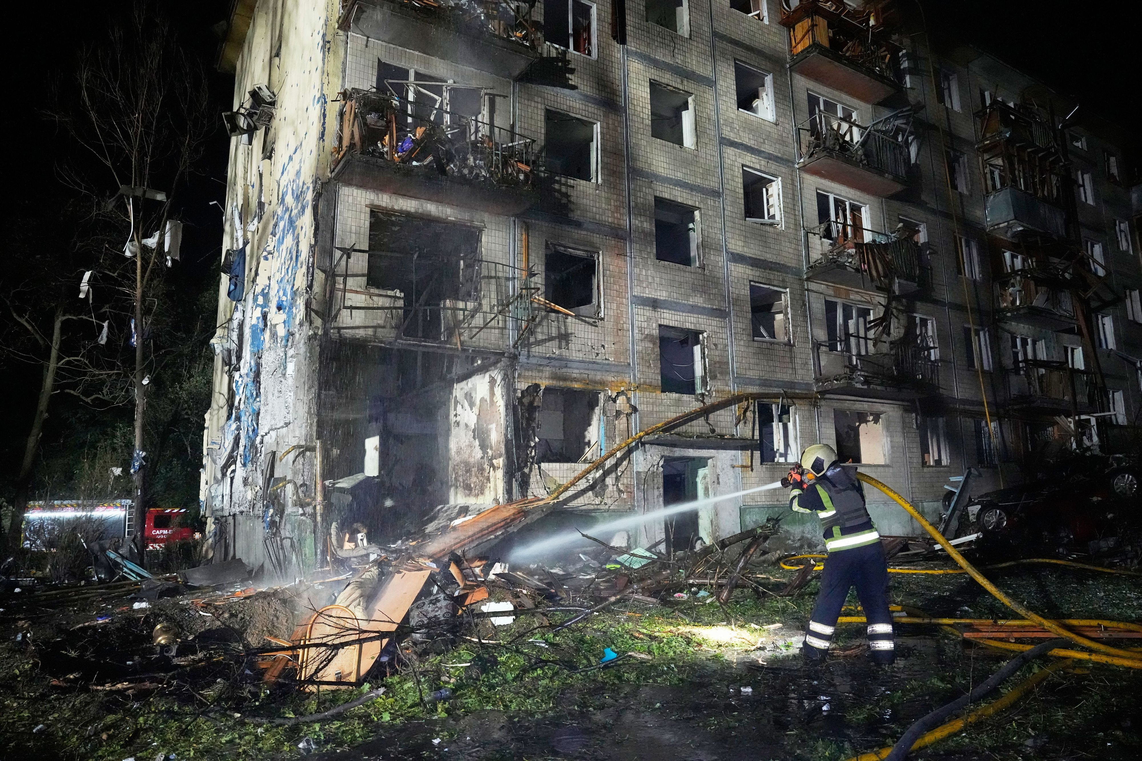 Rettungskräfte sind in Kyjiw im Einsatz, um nach russischen Raketenangriffen einen Brand zu löschen.