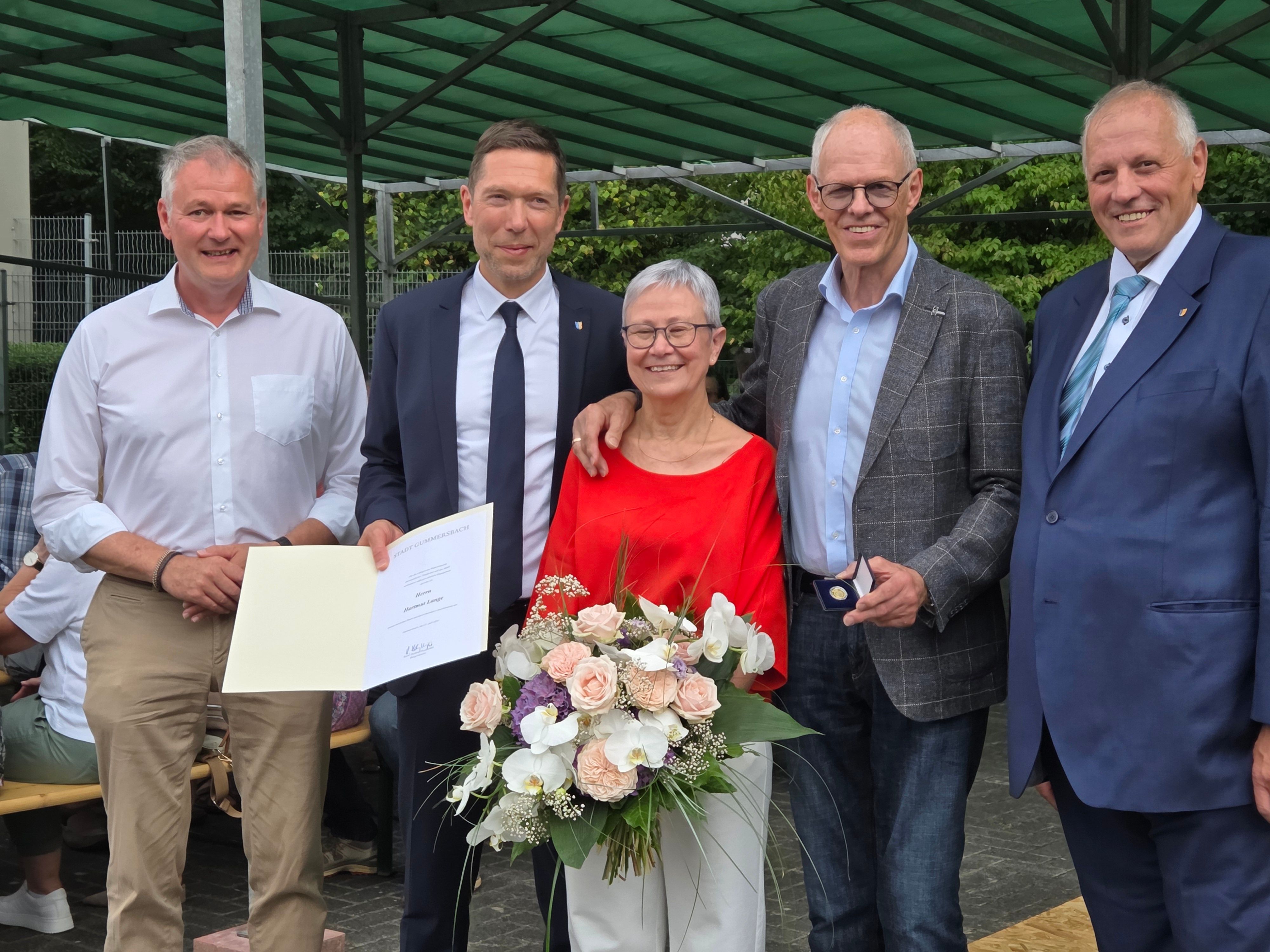 Beim Abschiedsfest für Bäcker Hartmut Lange (Zweiter von rechts) und seine Ehefrau Gritta in Niederseßmar erhält Lange aus den Händen von Gummersbachs Bürgermeister Raoul Halding-Hoppenheit (Zweiter von links) auch die goldene Stadtmedaille. Carsten Brodesser (links) und Karl-Heinz Richter (Vorsitzender des Bürgereinvereins, rechts) freuen sich mit.