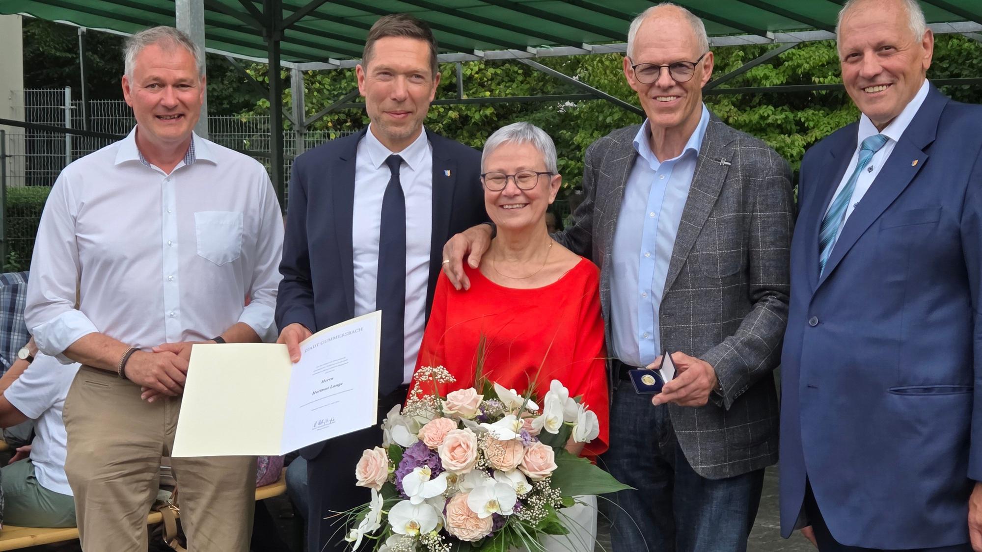 Beim Abschiedsfest für Bäcker Hartmut Lange (Zweiter von rechts) und seine Ehefrau Gritta in Niederseßmar erhält Lange aus den Händen von Gummersbachs Bürgermeister Raoul Halding-Hoppenheit (Zweiter von links) auch die goldene Stadtmedaille. Carsten Brodesser (links) und Karl-Heinz Richter (Vorsitzender des Bürgereinvereins, rechts) freuen sich mit.