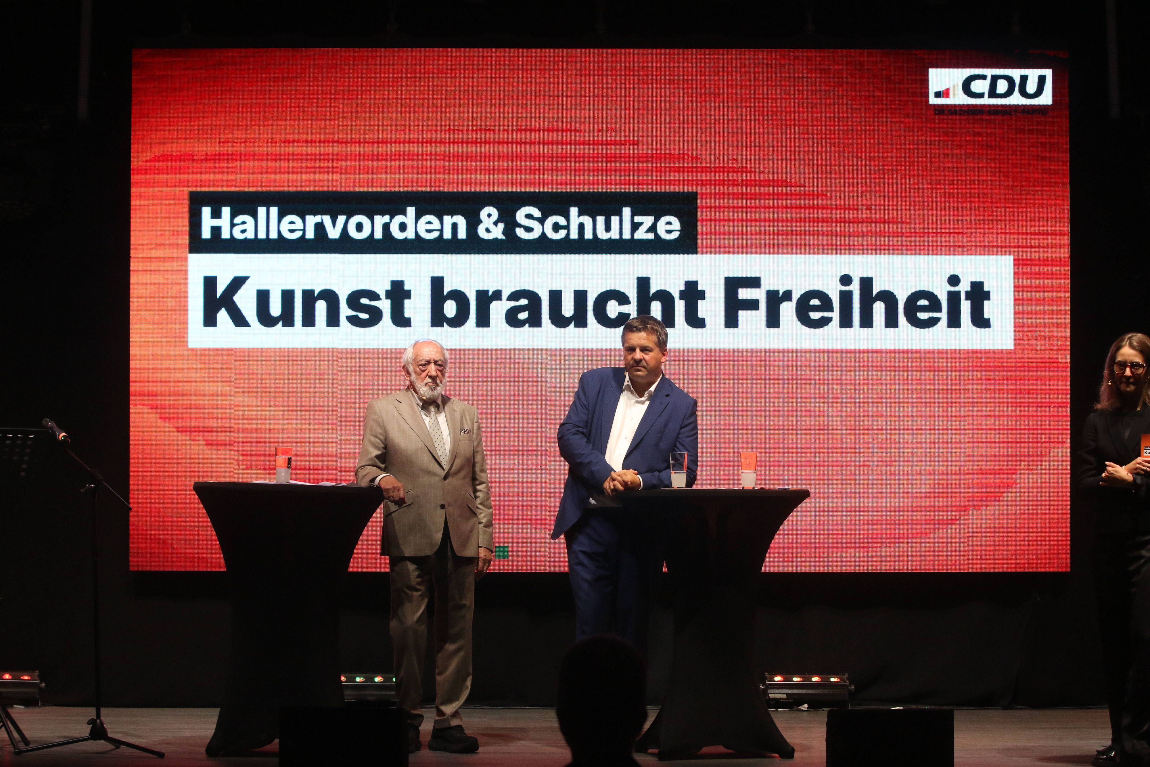 Dieter Hallervorden und Sven Schulze bei ihrem Auftritt in Halle.