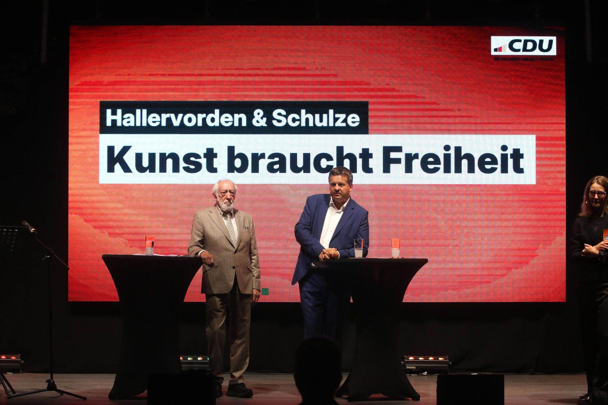 Dieter Hallervorden und Sven Schulze bei ihrem Auftritt in Halle.
