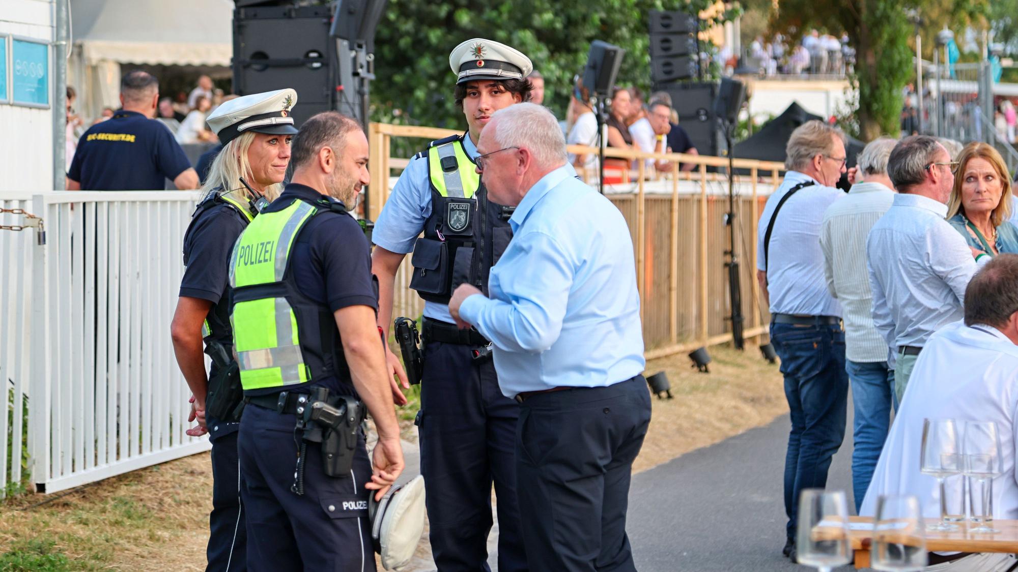 Johannes Hermanns mit Polizeibeamten am Rheinufer.