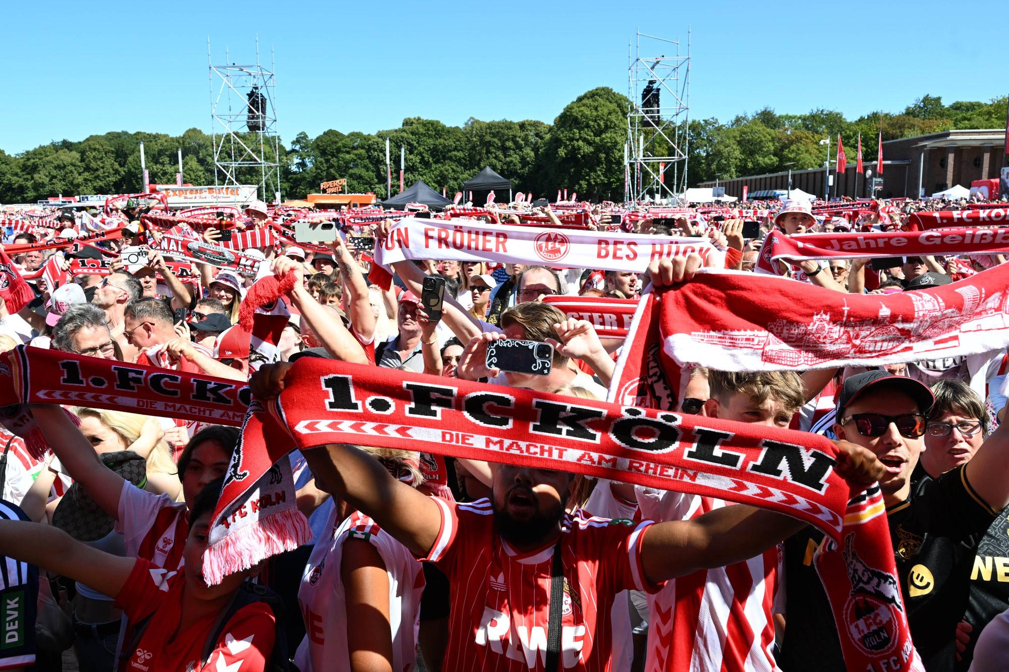 01.08.2026, xophax, Fussball 1.Bundesliga, 1.FC Koeln Saisoneröffnung beim 1.FC Köln am Rhein Energie Stadion. Hype um Said El Mala 1.FC Köln bei den Fans. Fans an der FC Bühne. Köln *** August 1, 2026, xophax, Soccer, Bundesliga 1, 1. FC Köln Season Opener at 1. FC Kölns Rhein Energie Stadium Hype Surrounding Said El Mala 1. FC Köln Among the Fans Fans at the FC Bühne Köln