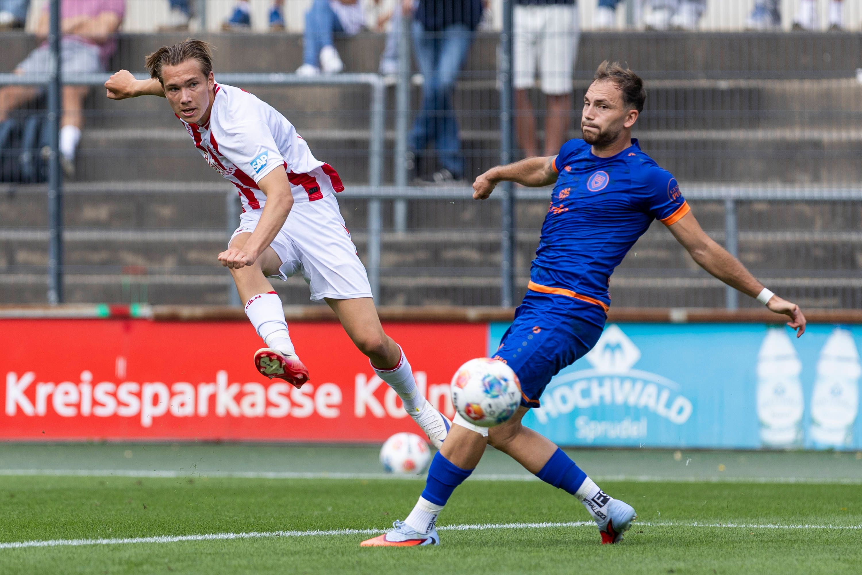 Regionalliga West: 1. FC Köln U21, U 21 - Sportfreunde Siegen, 17.08.2025 Luiz Antonio Labenz 1. FC Köln U21, 7, Florian Mayer Sportfreunde Siegen 1899, 42. Regionalliga West, 1. FC Köln U21 - Sportfreunde Siegen, 4. Spieltag, am 17.08.2025, Franz-Kremer-Stadion, Köln *** Regionalliga West 1 FC Köln U21 Sportfreunde Siegen, 17 08 2025 Luiz Antonio Labenz 1 FC Köln U21, 7 , Florian Mayer Sportfreunde Siegen 1899, 42 Regionalliga West, 1 FC Köln U21 Sportfreunde Siegen, 4 Matchday, on 17 08 2025, Franz Kremer Stadium, Cologne Copyright: xBEAUTIFULxSPORTS/Meuselx
