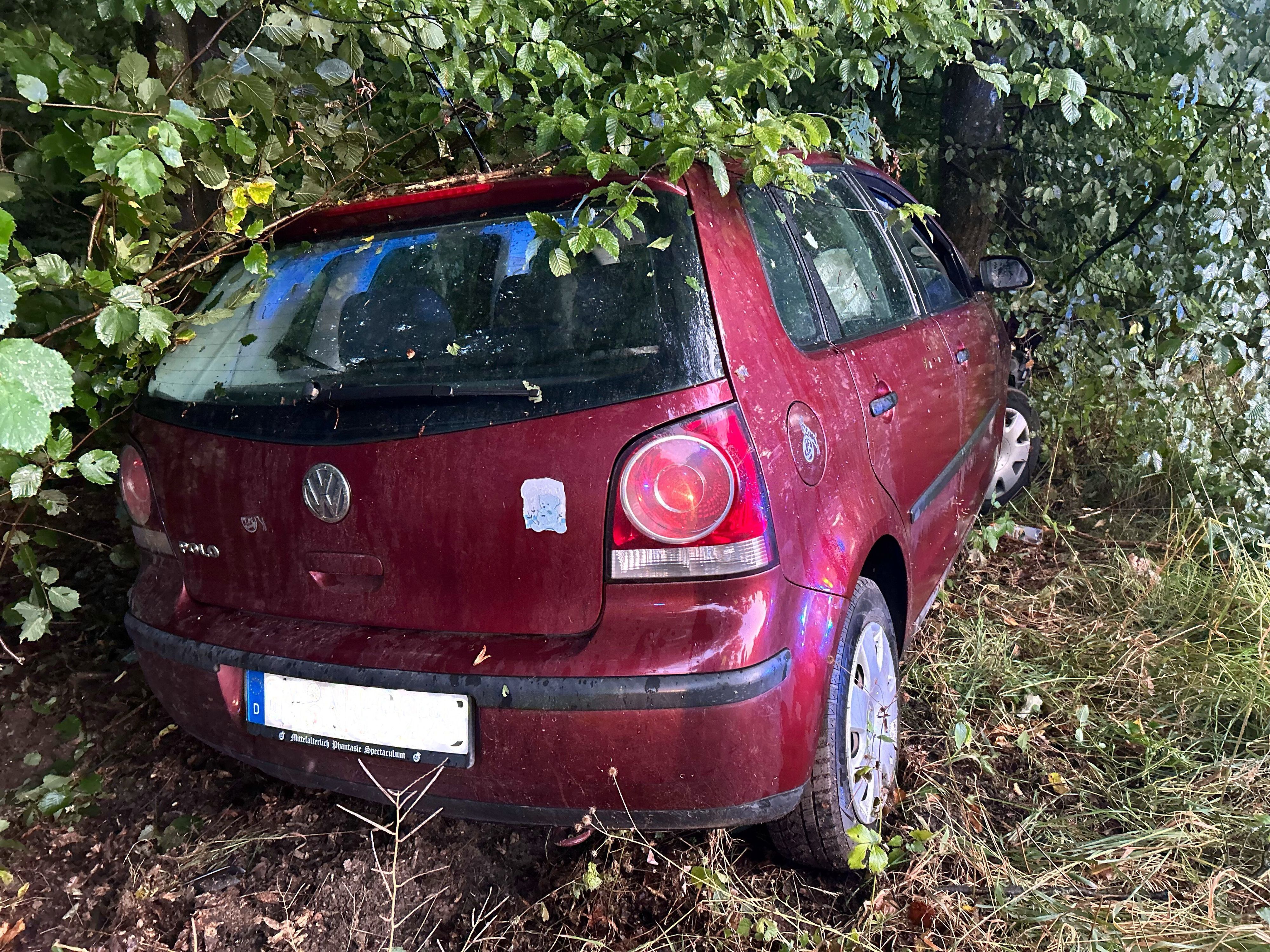 Das Polizeifoto zeigt den gestohlenen VW Polo nach dem Unfall.