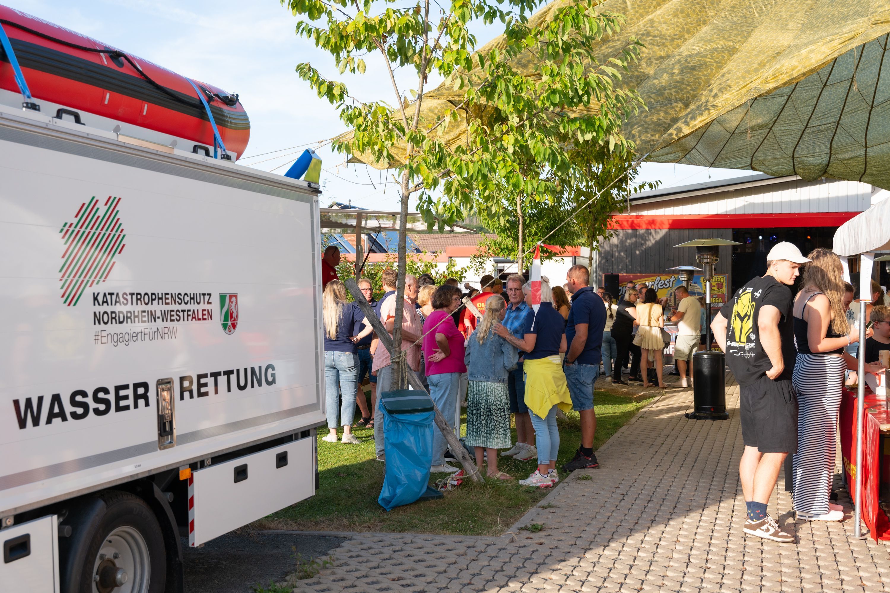 Bei der Blaulicht-Party in Waldbröl-Hermesdorf wurde am Standort der DLRG-Ortsgruppe nicht nur gefeiert, sondern auch über die Arbeit der Lebensretter informiert.