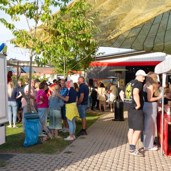 Bei der Blaulicht-Party in Waldbröl-Hermesdorf wurde am Standort der DLRG-Ortsgruppe nicht nur gefeiert, sondern auch über die Arbeit der Lebensretter informiert.