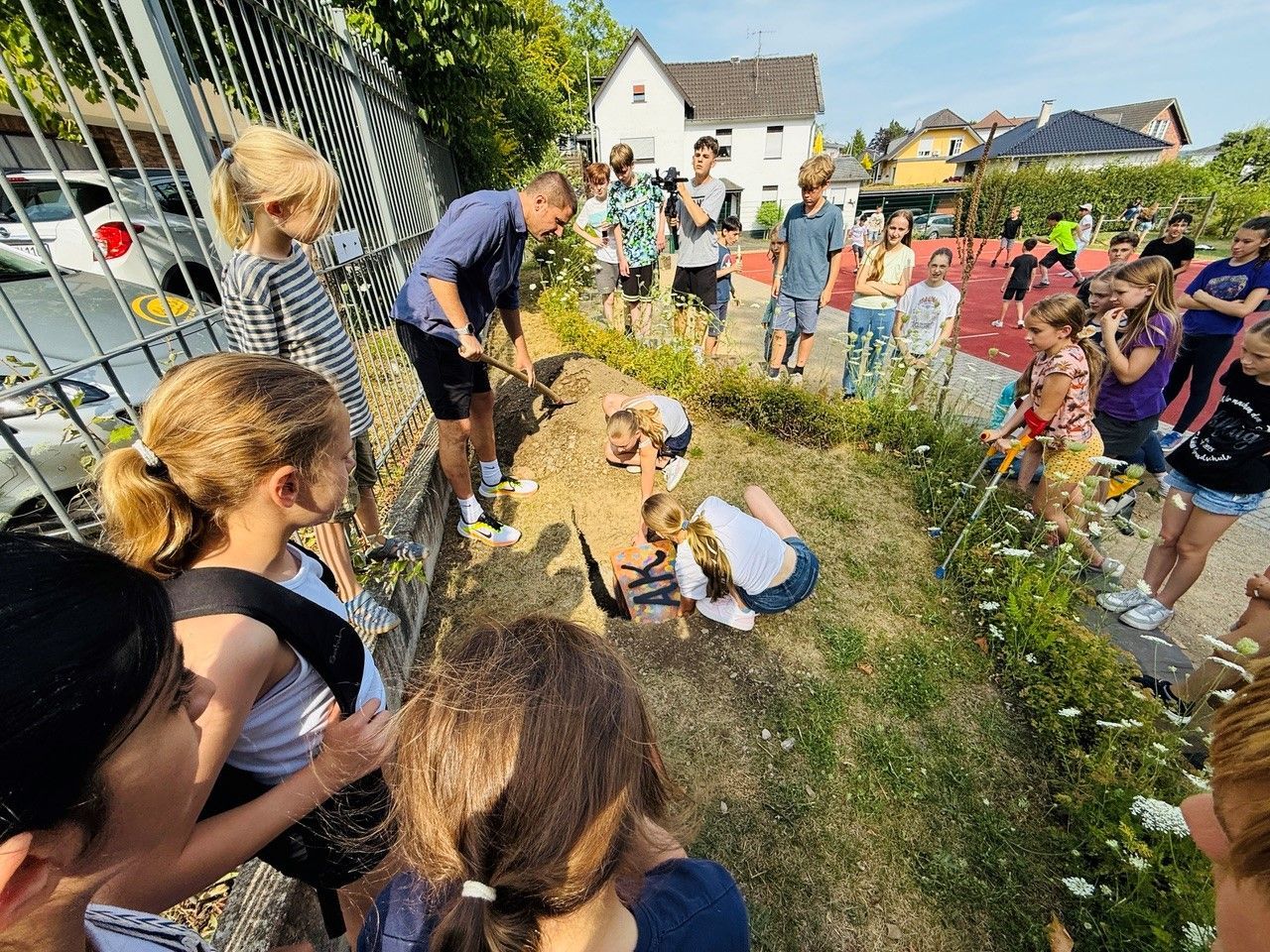 Eine Zeitkapsel mit Dokumenten vom Jubiläum haben die Schülerinnen und Schüler für die Nachwelt vergraben.