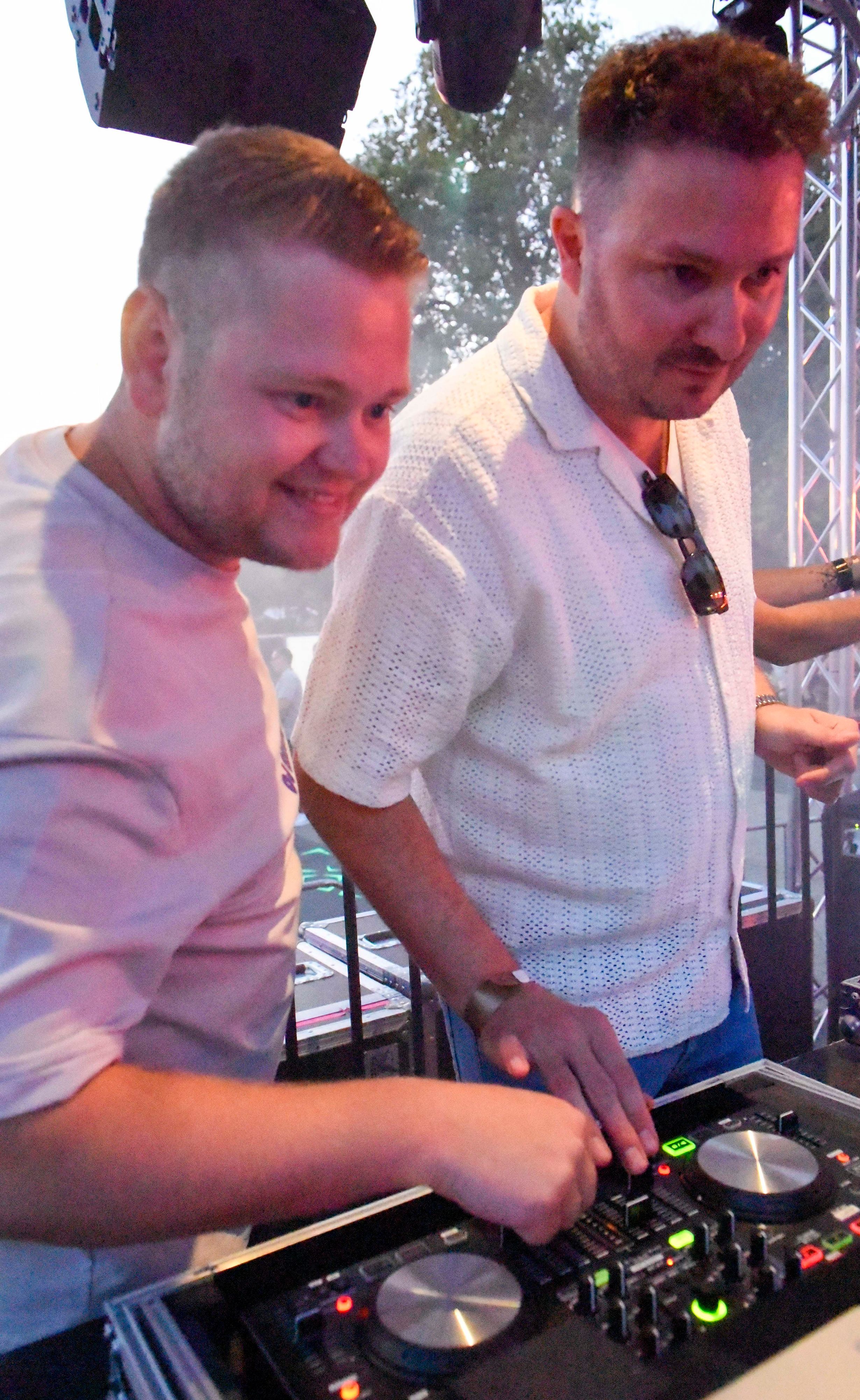 Zu sehen sind zwei DJs am Mischpult.