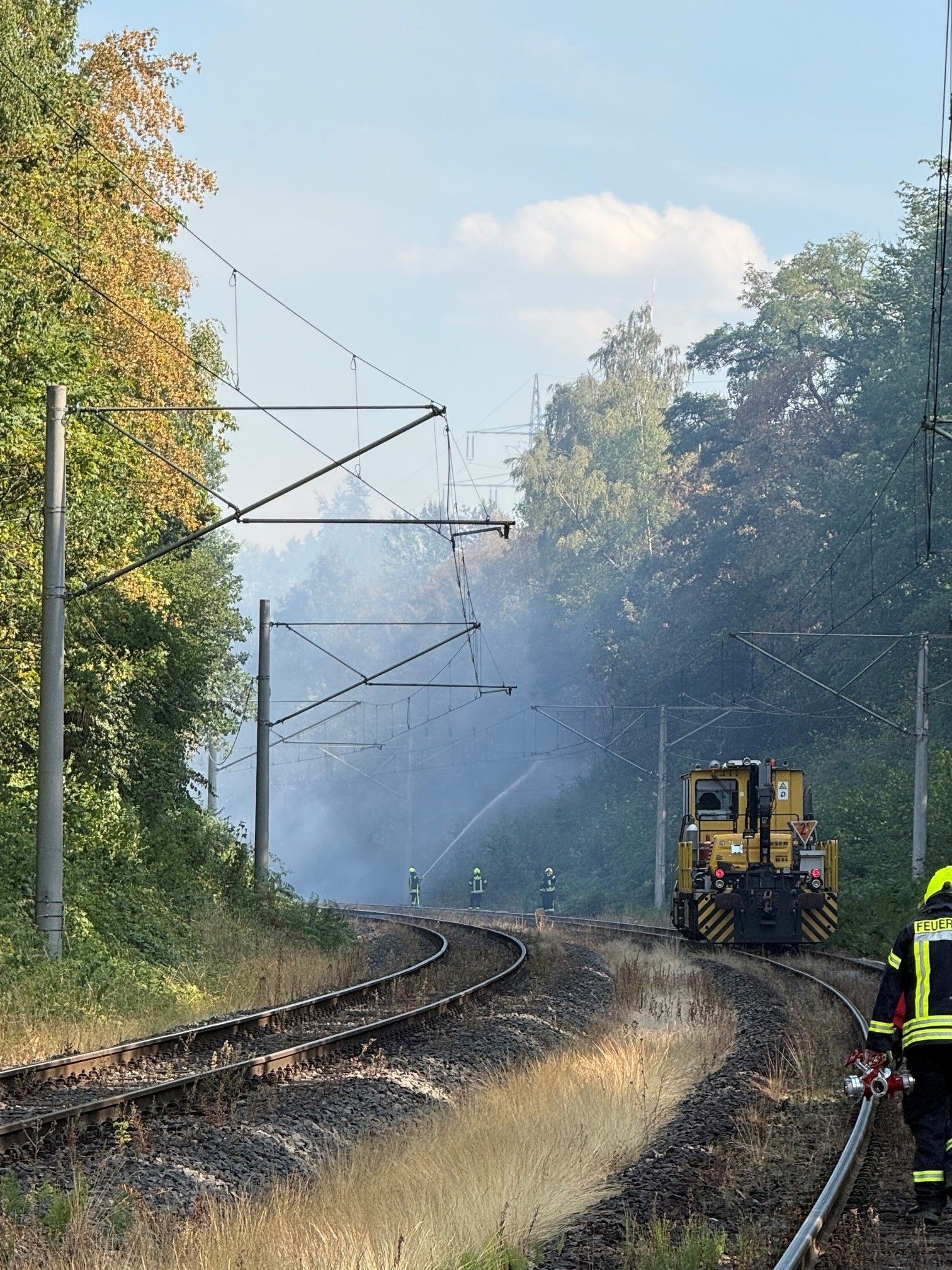 Dasw Bild zeigt Feuerwehrleute auf der Kohlebahn.