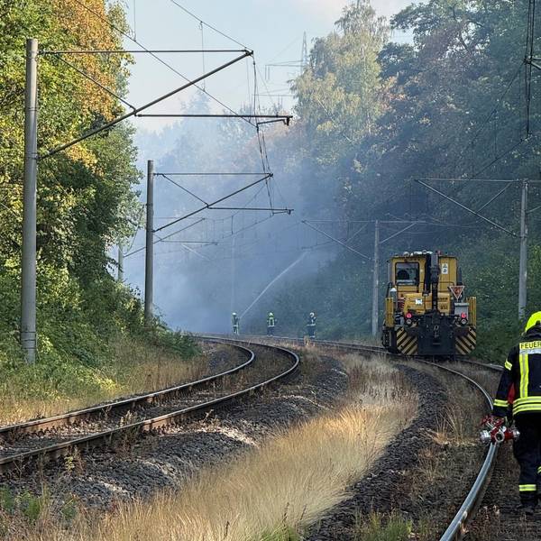 Dasw Bild zeigt Feuerwehrleute auf der Kohlebahn.