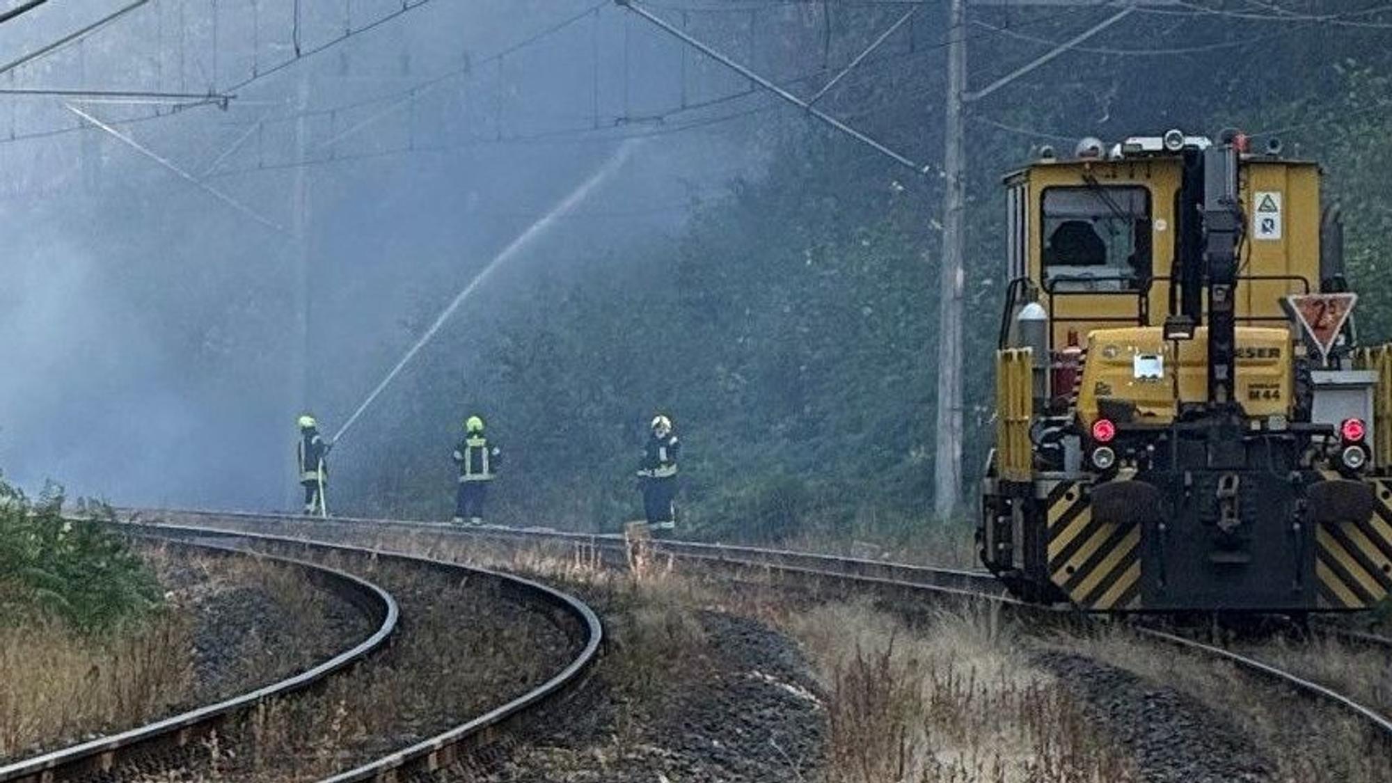 Dasw Bild zeigt Feuerwehrleute auf der Kohlebahn.