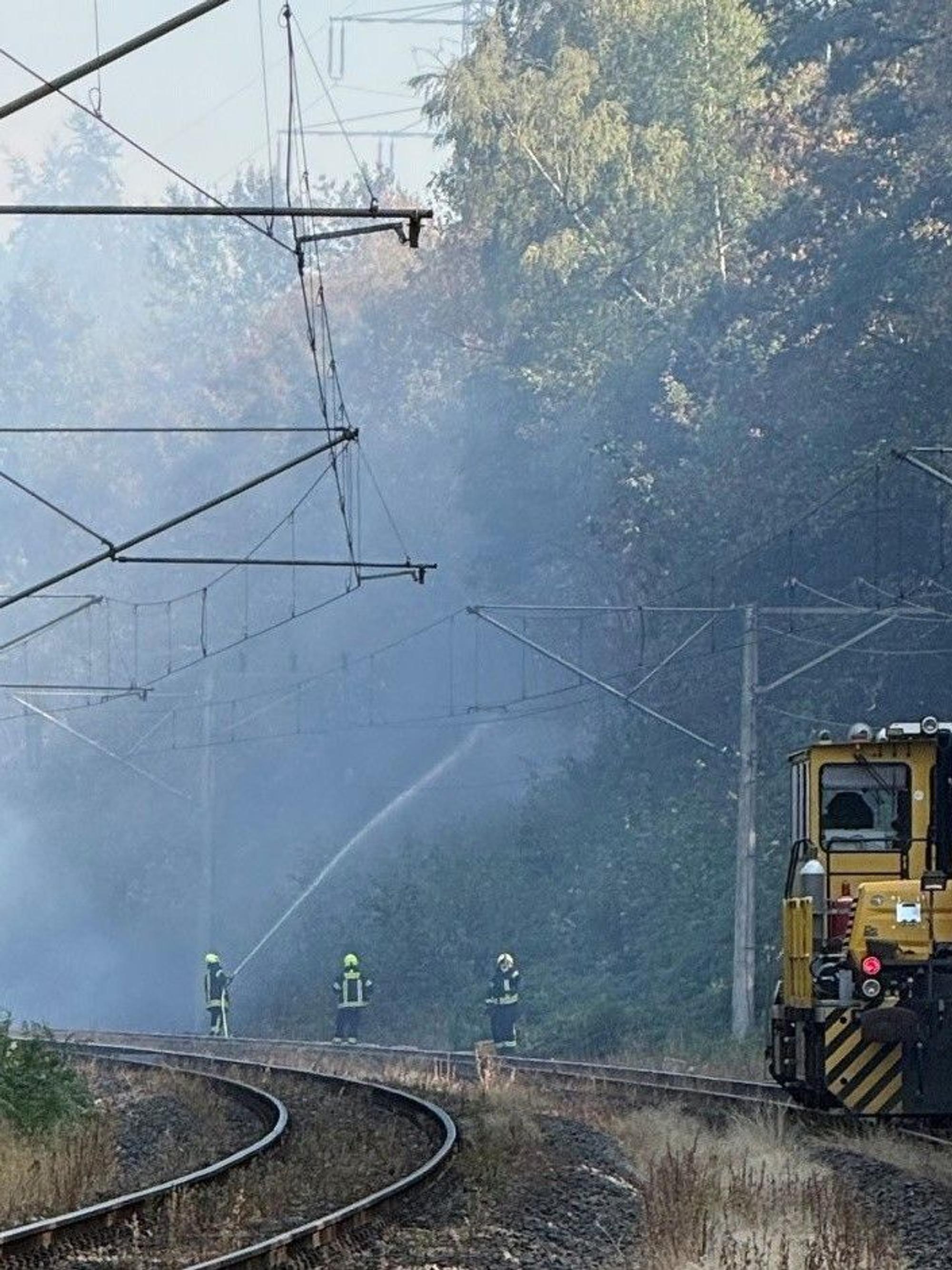 Das Bild zeigt Einsatzkräfte der Feuerwehr auf Gleisen.