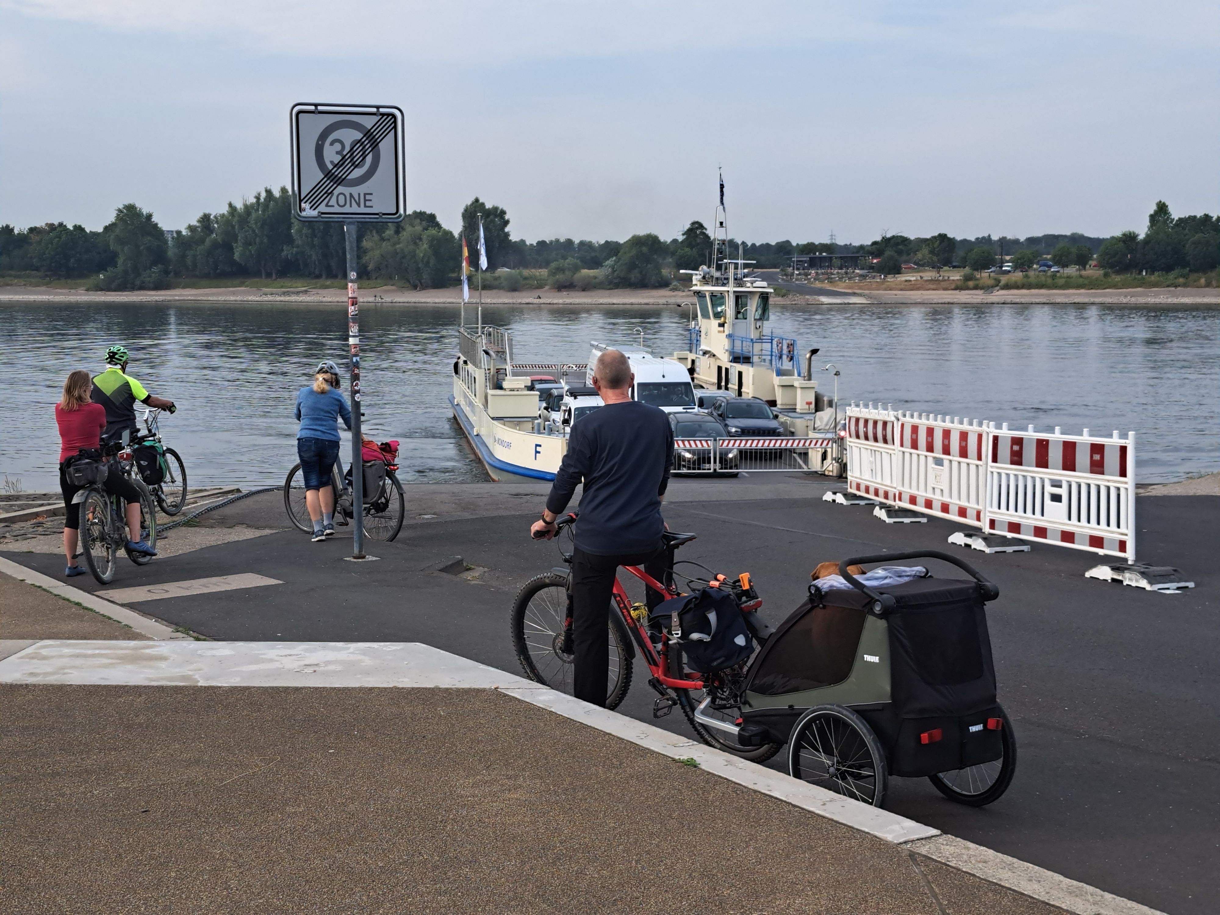 Auch Radfahrende nutzen nach der Sperrung der Bonner Nordbrücke verstärkt die Fähre zwischen Niederkassel-Mondorf und Bonn-Graurheindorf.