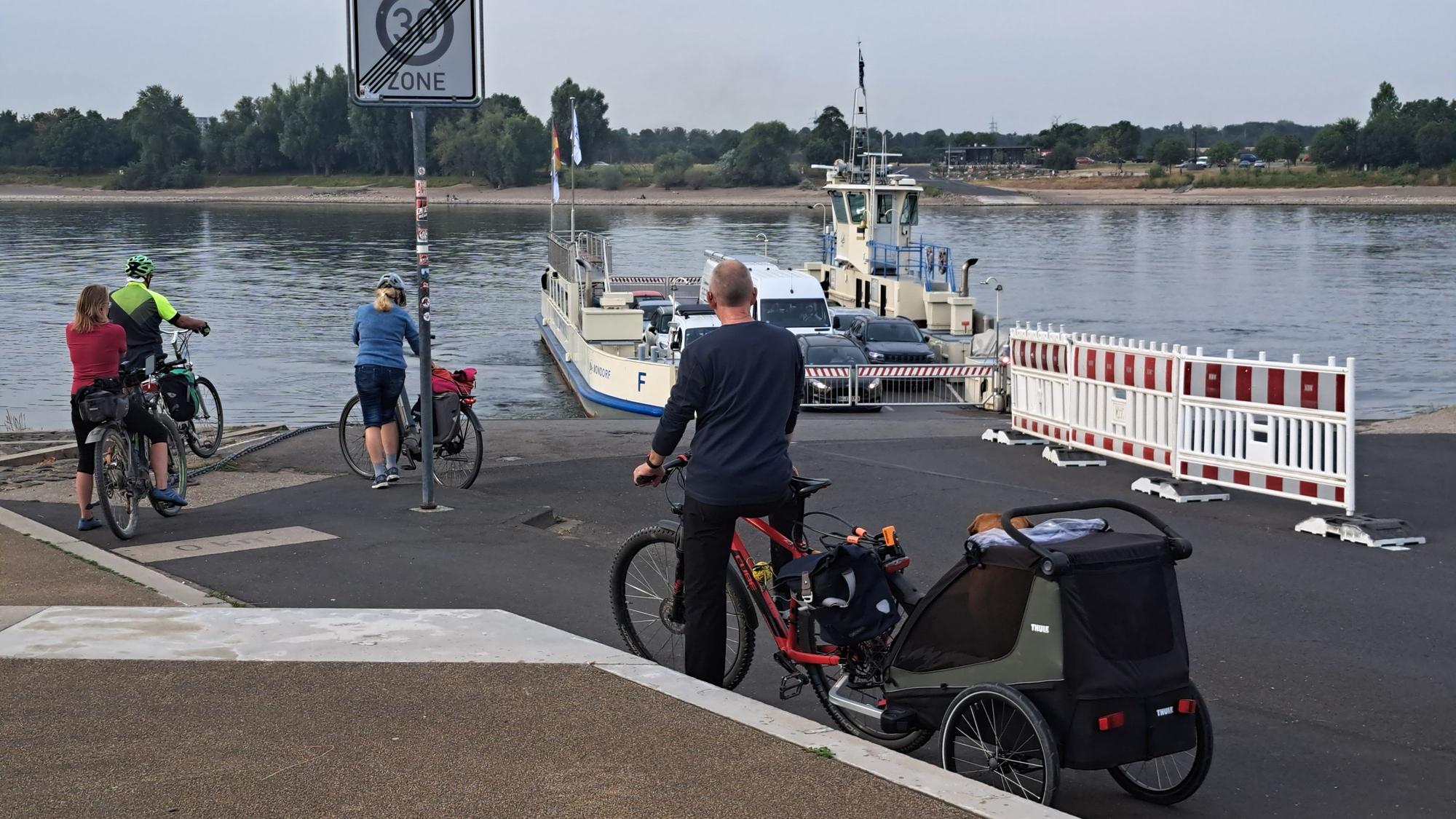 Auch Radfahrende nutzen nach der Sperrung der Bonner Nordbrücke verstärkt die Fähre zwischen Niederkassel-Mondorf und Bonn-Graurheindorf.
