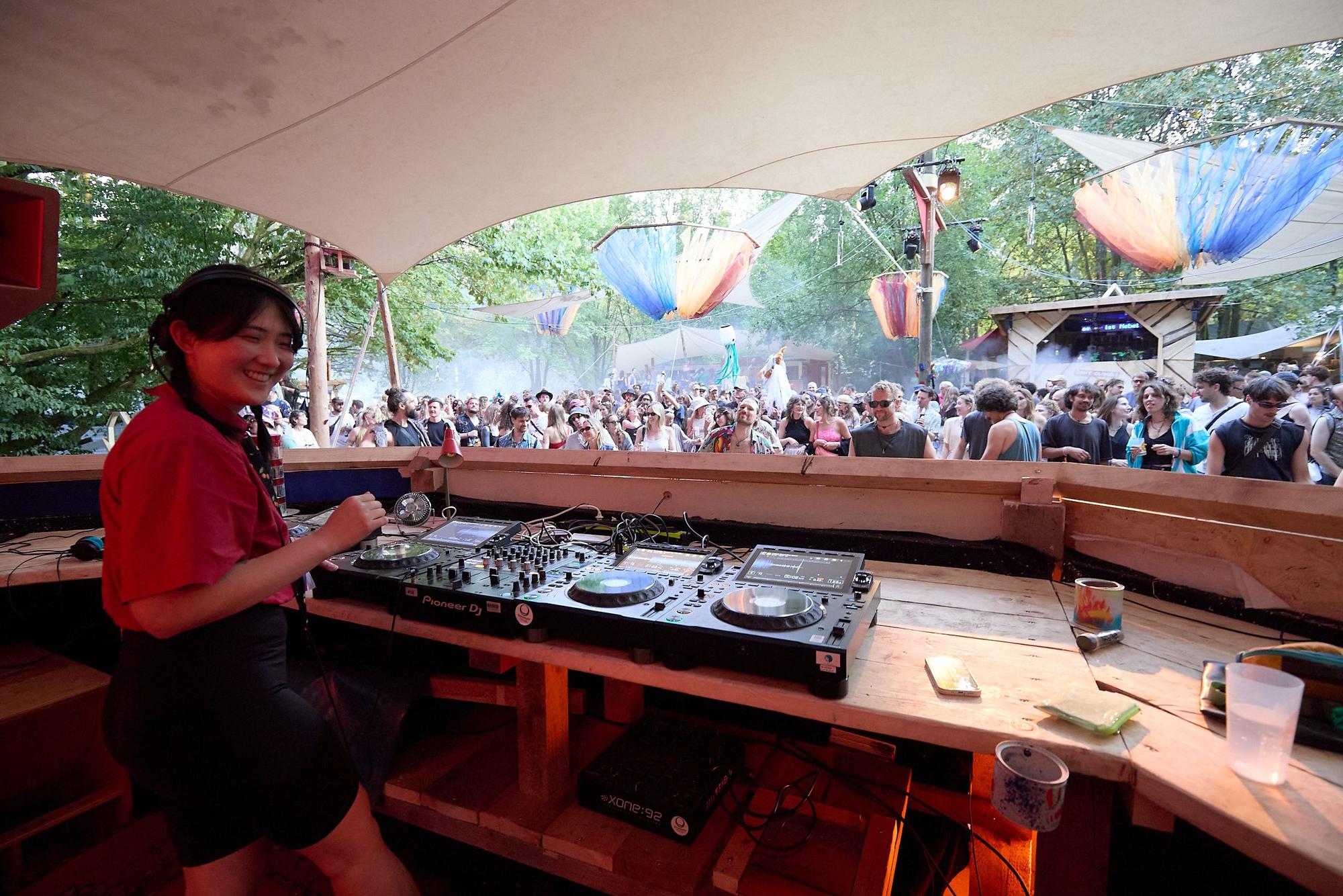 Das Bild zeigt einen Blick hinter die Turntables.