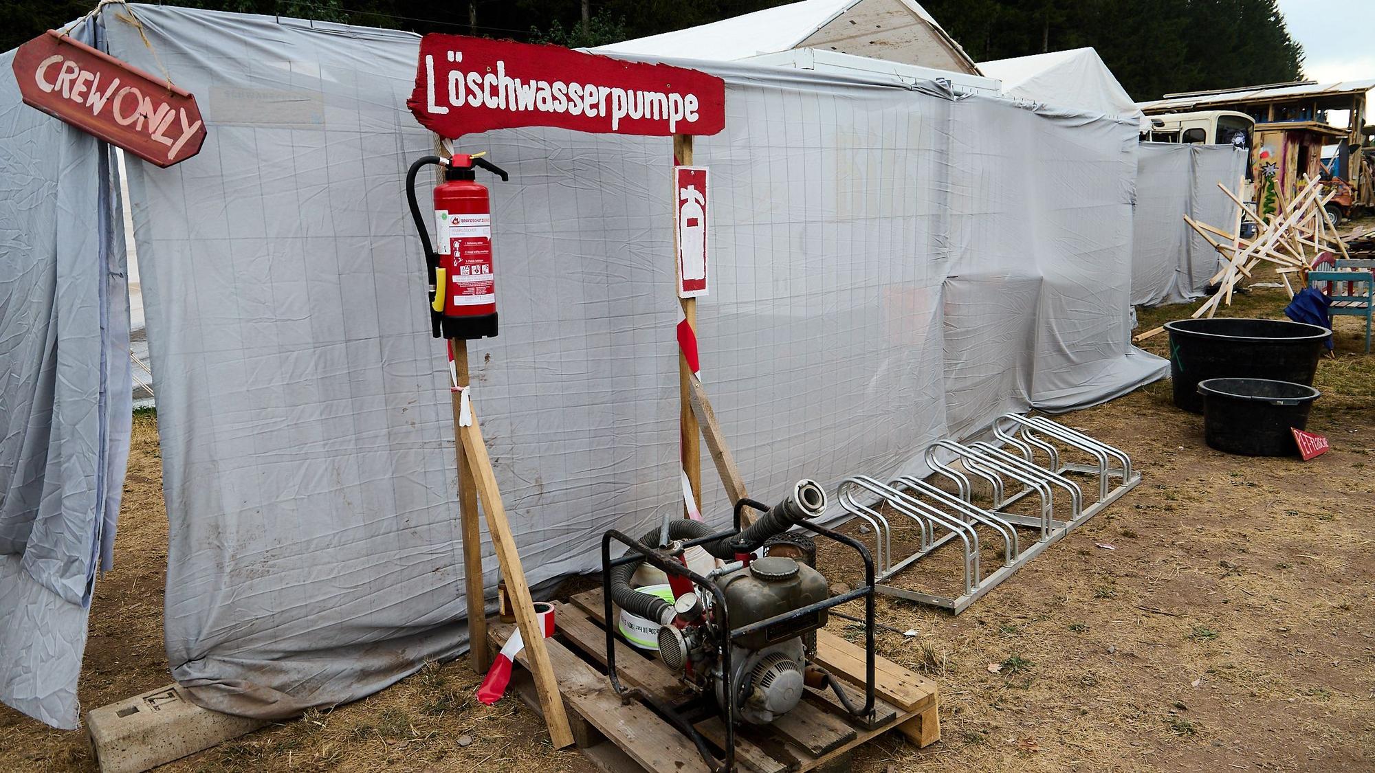 Das Bild zeigt Vorkehrungen zur Brandabwehr.