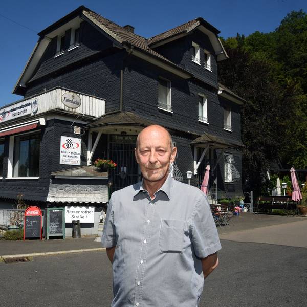 Die Gesundheit geht vor: Vor zehn Jahren haben sich der Gastronom Thomas Bastian und seine Ehefrau Elvira mit der Biker-Station in Nümbrecht-Berkenroth einen großen Traum erfüllt. Jetzt möchte sich das Paar von der urigen Schankstube trennen. Auf dem Foto steht der Inhaber vor dem Gebäude.