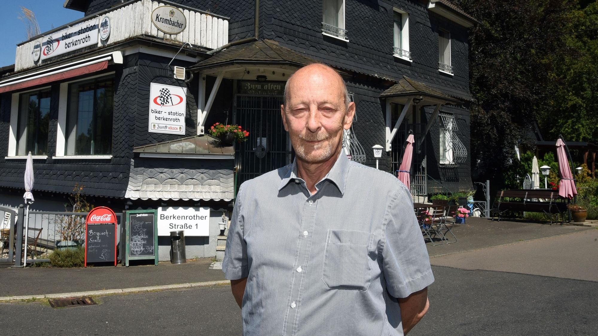 Die Gesundheit geht vor: Vor zehn Jahren haben sich der Gastronom Thomas Bastian und seine Ehefrau Elvira mit der Biker-Station in Nümbrecht-Berkenroth einen großen Traum erfüllt. Jetzt möchte sich das Paar von der urigen Schankstube trennen. Auf dem Foto steht der Inhaber vor dem Gebäude.
