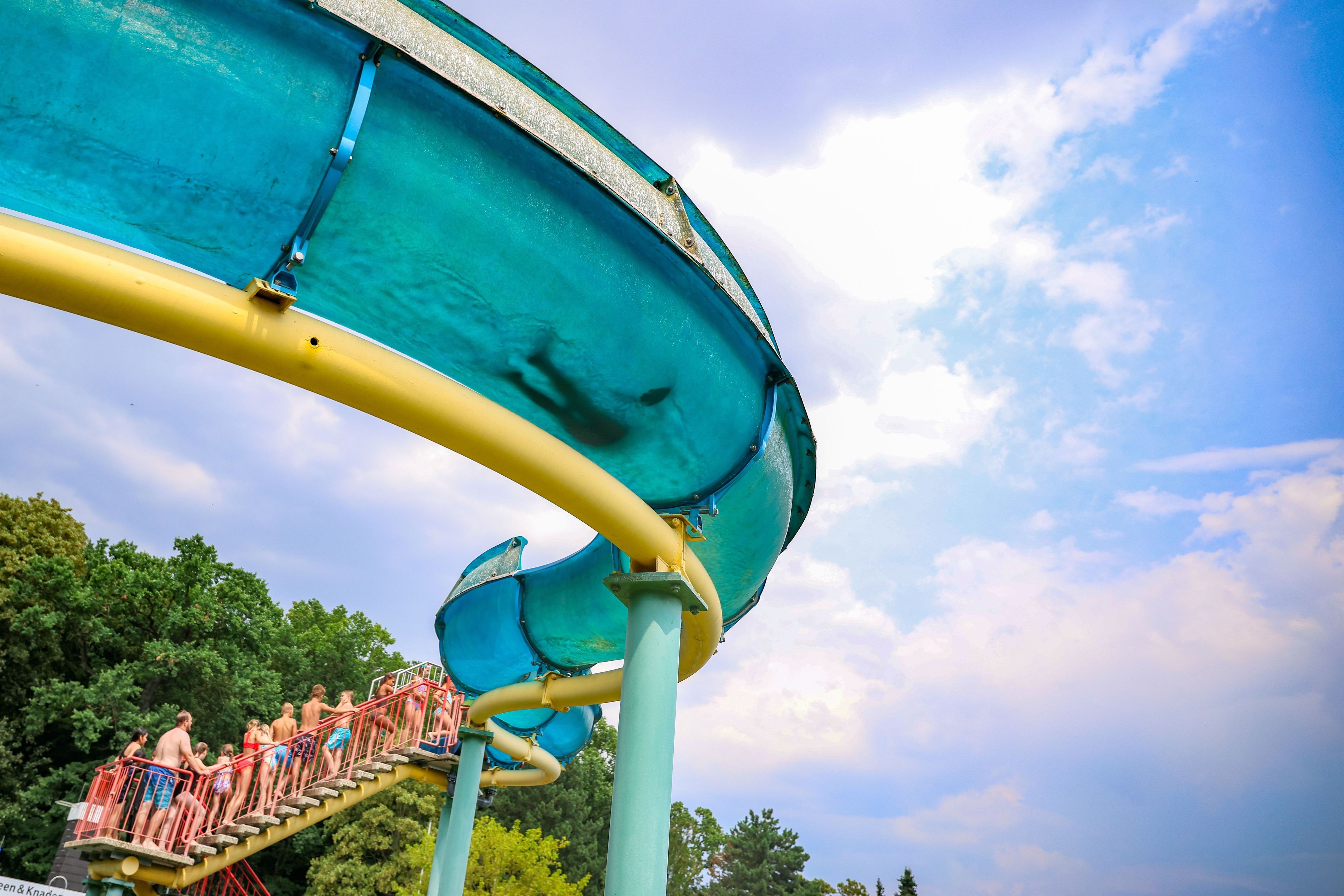 Erwitte-Anröchte: Besucher stehen auf einer Treppe vor der Wasserrutsche im Waldfreibad Anröchte.