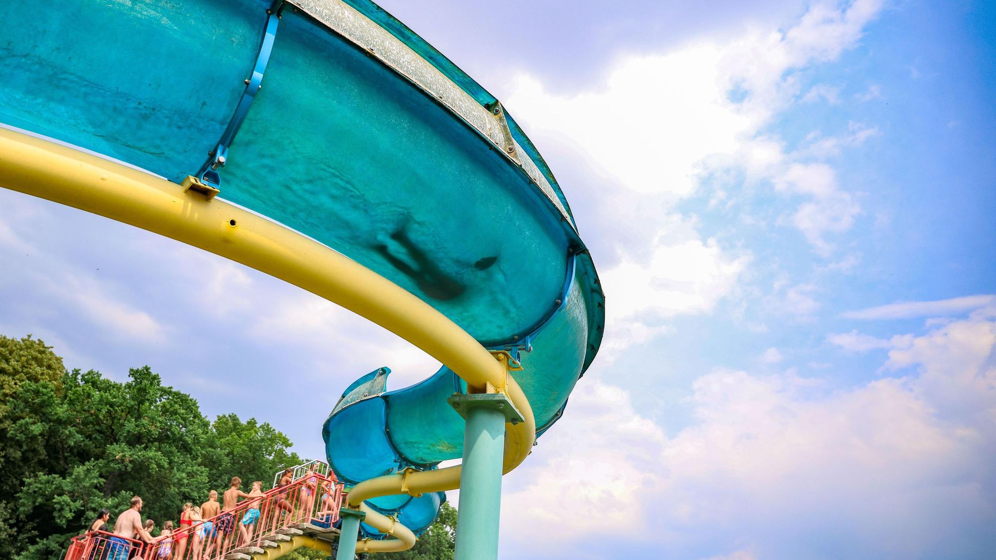 Erwitte-Anröchte: Besucher stehen auf einer Treppe vor der Wasserrutsche im Waldfreibad Anröchte.