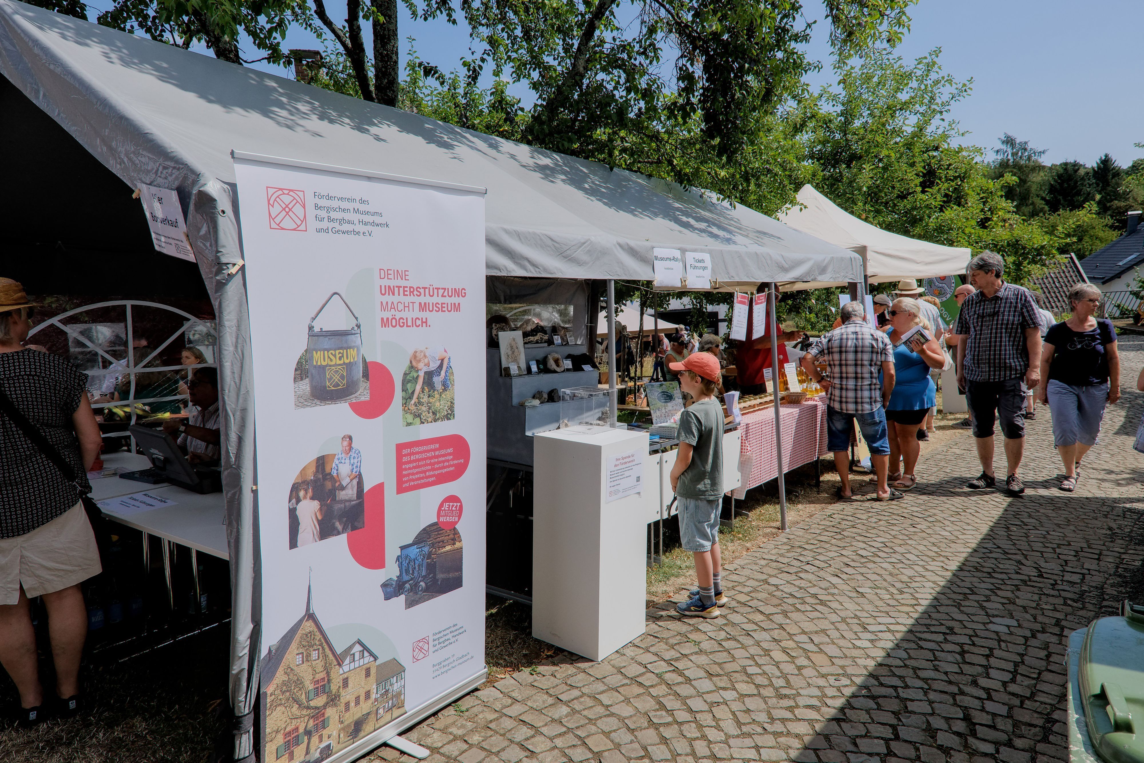 Viele Menschen stehen vor Ständen auf dem Museumsfest.