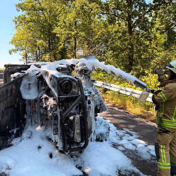 Das Foto zeigt den Löscheinsatz der Feuerwehr nahe der Ortschaft Reichshof-Stein.