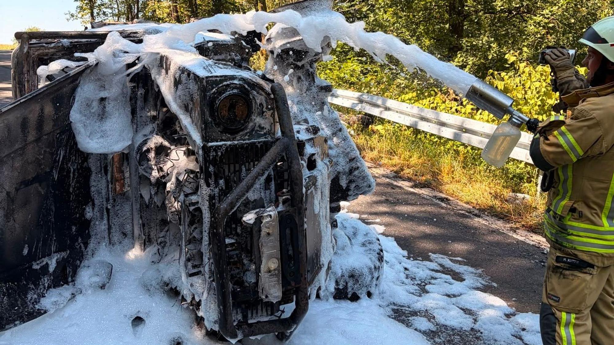 Das Foto zeigt den Löscheinsatz der Feuerwehr nahe der Ortschaft Reichshof-Stein.