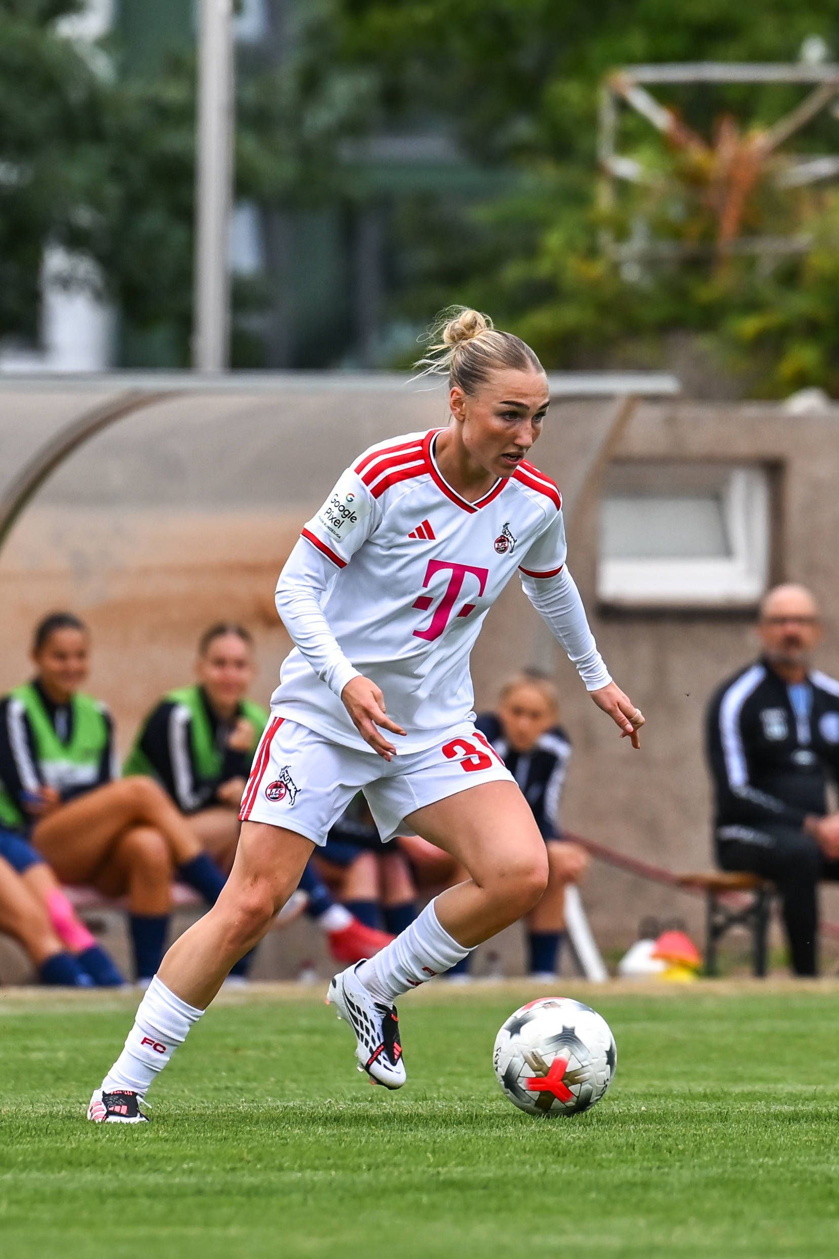 20.07.2026, GER, Fußball, Frauen, Testspiel SG 99 Andernach - 1. FC Köln Sophie Nachtigall 30 Köln mit dem Ball im Mittelfeld. Andernach Stadion Rheinland-Pfalz Deutschland *** July 20, 2026, GER, Soccer, Women, Friendly Match: SG 99 Andernach vs. 1 FC Köln, Sophie Nachtigall 30, Cologne with the ball in midfield, Andernach Stadium, Rhineland-Palatinate, Germany