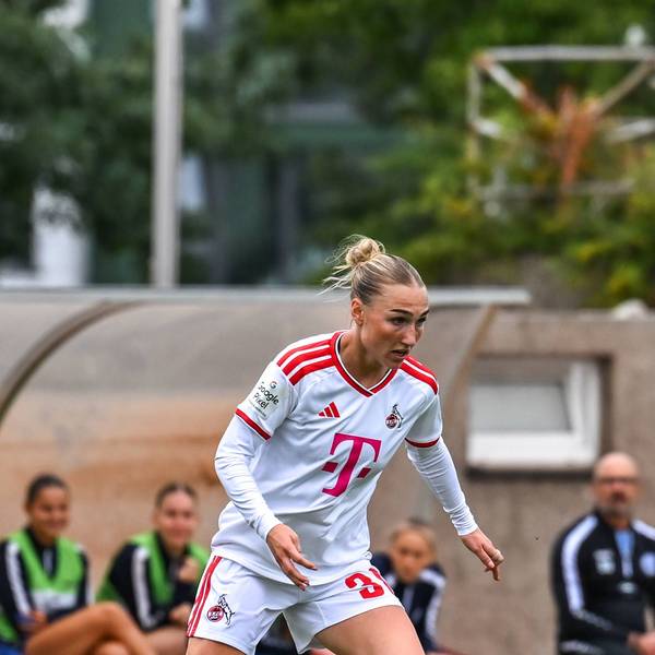 20.07.2026, GER, Fußball, Frauen, Testspiel SG 99 Andernach - 1. FC Köln Sophie Nachtigall 30 Köln mit dem Ball im Mittelfeld. Andernach Stadion Rheinland-Pfalz Deutschland *** July 20, 2026, GER, Soccer, Women, Friendly Match: SG 99 Andernach vs. 1 FC Köln, Sophie Nachtigall 30, Cologne with the ball in midfield, Andernach Stadium, Rhineland-Palatinate, Germany
