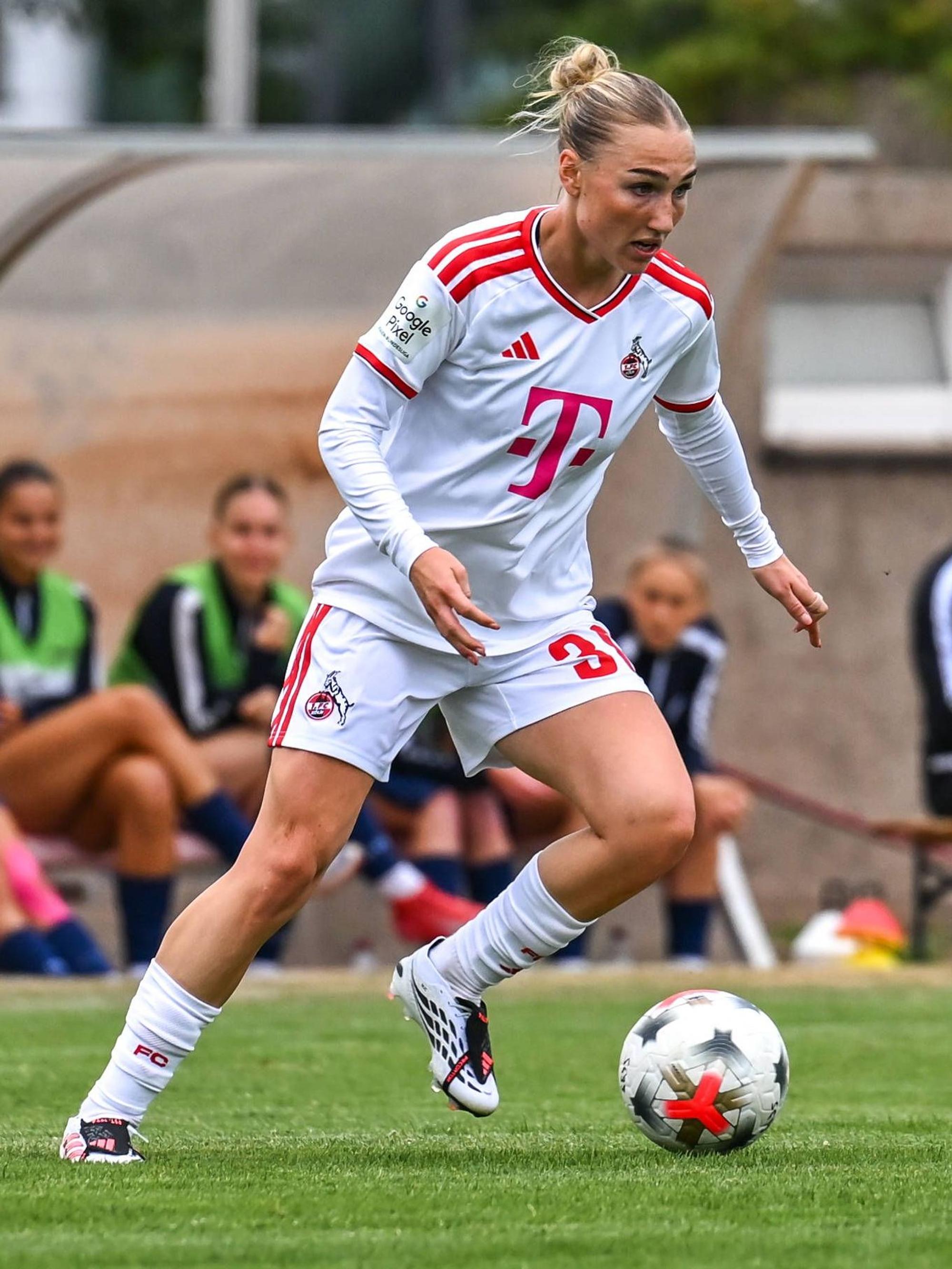 20.07.2026, GER, Fußball, Frauen, Testspiel SG 99 Andernach - 1. FC Köln Sophie Nachtigall 30 Köln mit dem Ball im Mittelfeld. Andernach Stadion Rheinland-Pfalz Deutschland *** July 20, 2026, GER, Soccer, Women, Friendly Match: SG 99 Andernach vs. 1 FC Köln, Sophie Nachtigall 30, Cologne with the ball in midfield, Andernach Stadium, Rhineland-Palatinate, Germany