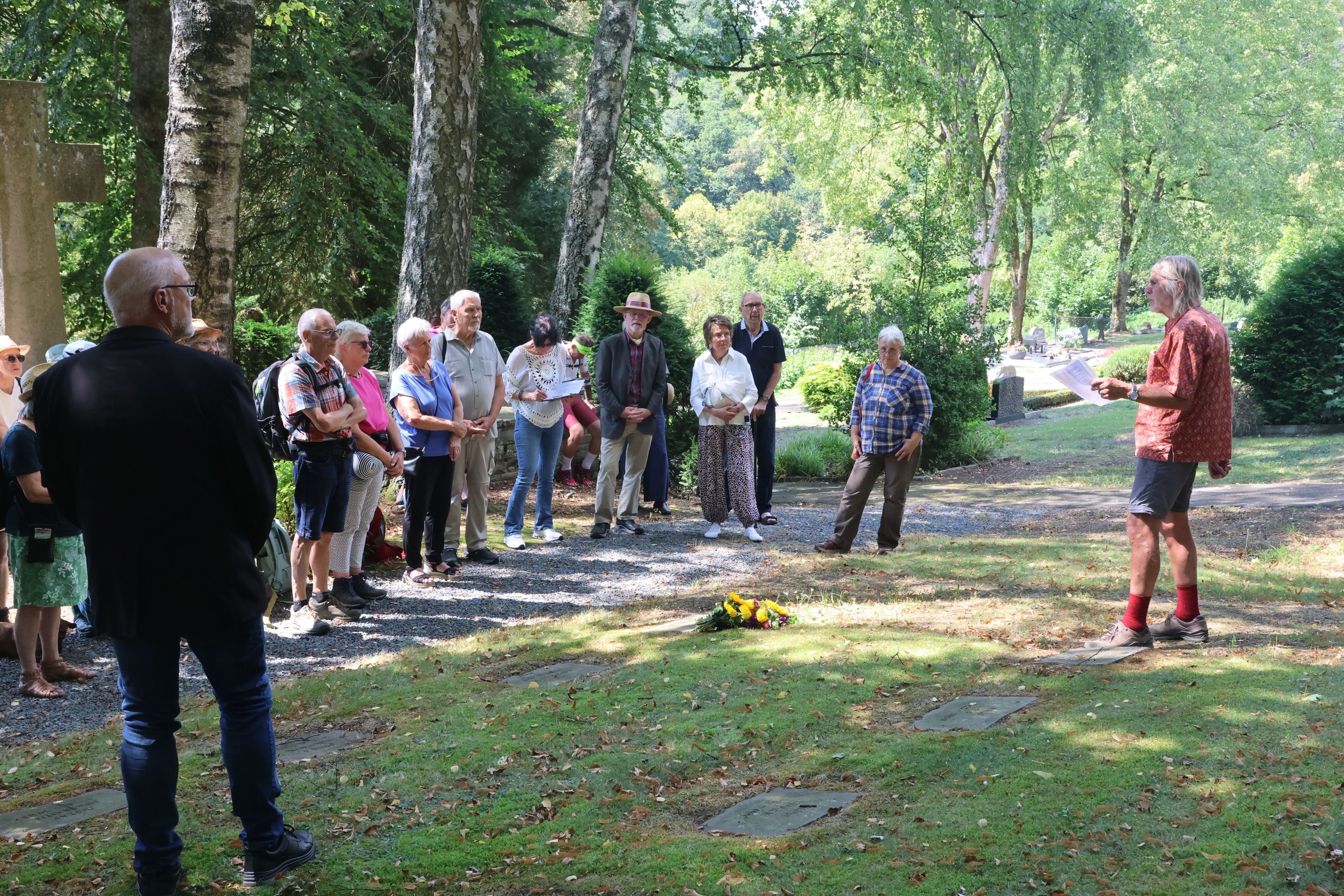 In Reichshof-Denklingen wurde der Europäische Gedenktag für Sinti und Roma begangen. Am Grab von Magdalena Horvath auf dem evangelischen Friedhof sprachen Gerald Zillig (links) und Gerhard Jenders (rechts).