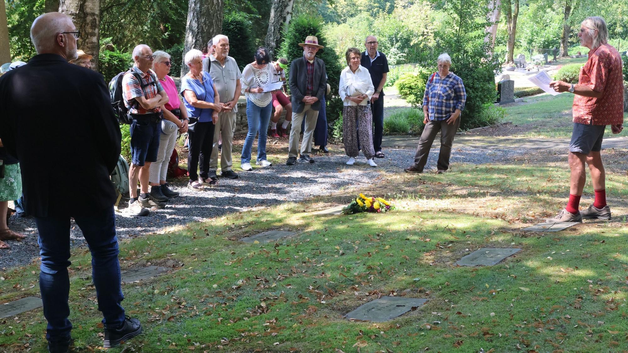 In Reichshof-Denklingen wurde der Europäische Gedenktag für Sinti und Roma begangen. Am Grab von Magdalena Horvath auf dem evangelischen Friedhof sprachen Gerald Zillig (links) und Gerhard Jenders (rechts).
