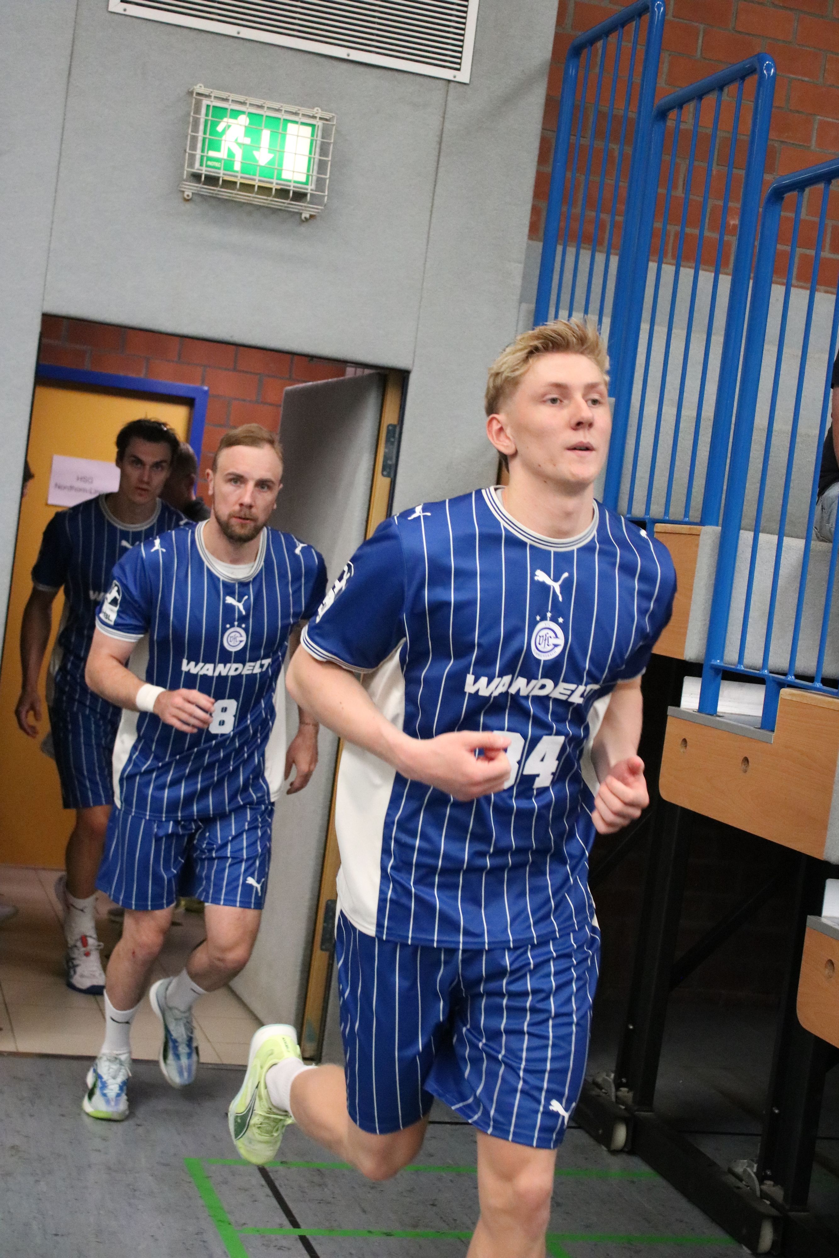 Der Handballer läuft in die Halle ein.