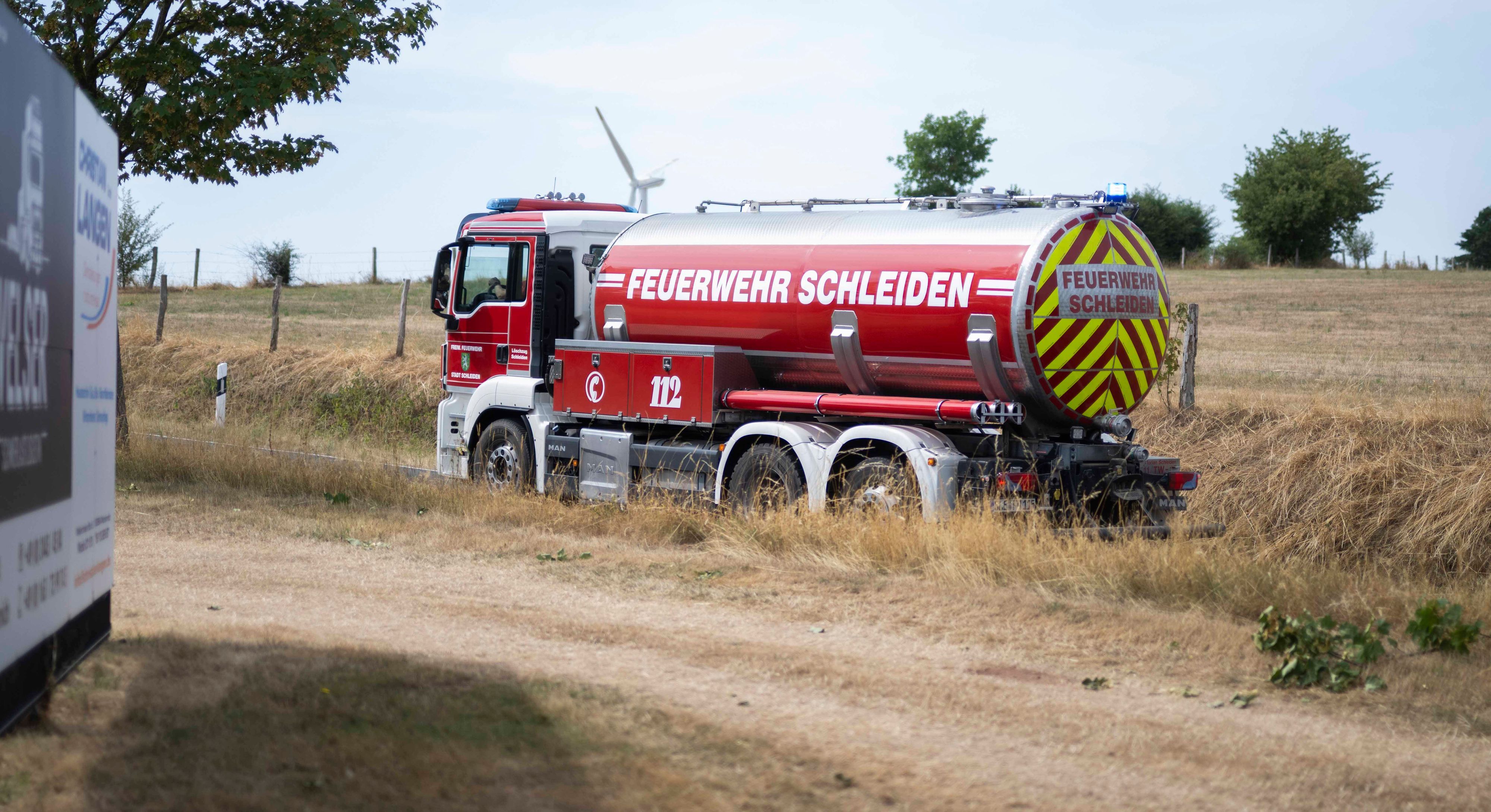 Das Bild zeigt einen Tanklöschwagen der Schleidener Feuerwehr.