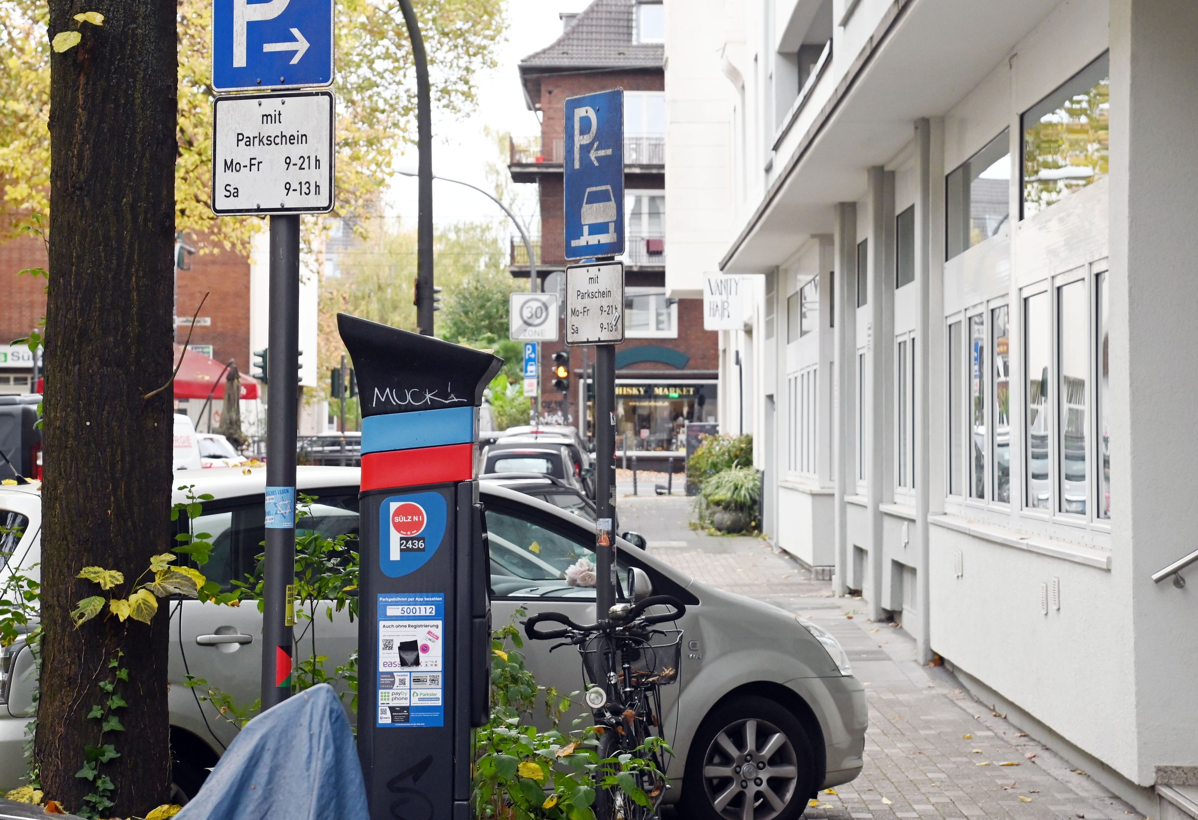 An vielen Orten in Köln blockieren parkende Autos die Gehwege, sodass Fußgänger die Stellen nicht mehr problemlos passieren können.