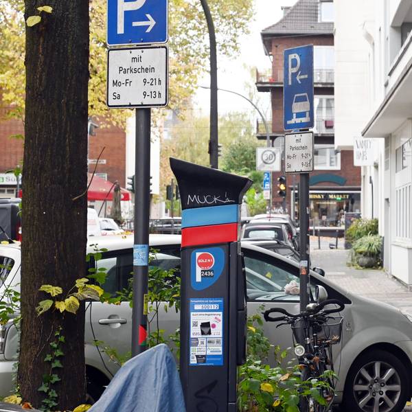 An vielen Orten in Köln blockieren parkende Autos die Gehwege, sodass Fußgänger die Stellen nicht mehr problemlos passieren können.