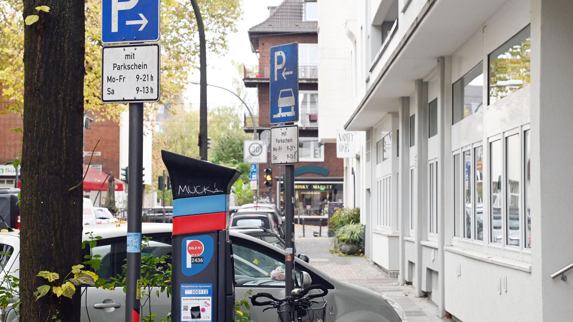 An vielen Orten in Köln blockieren parkende Autos die Gehwege, sodass Fußgänger die Stellen nicht mehr problemlos passieren können.