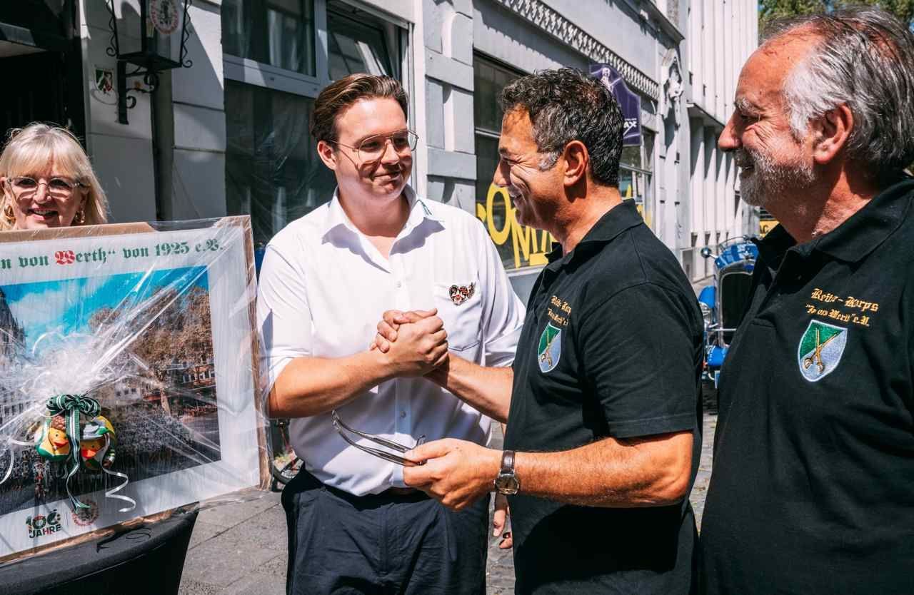 Horst Köhler und Jan Luca Jansen am Lokal „Zum Jan“.